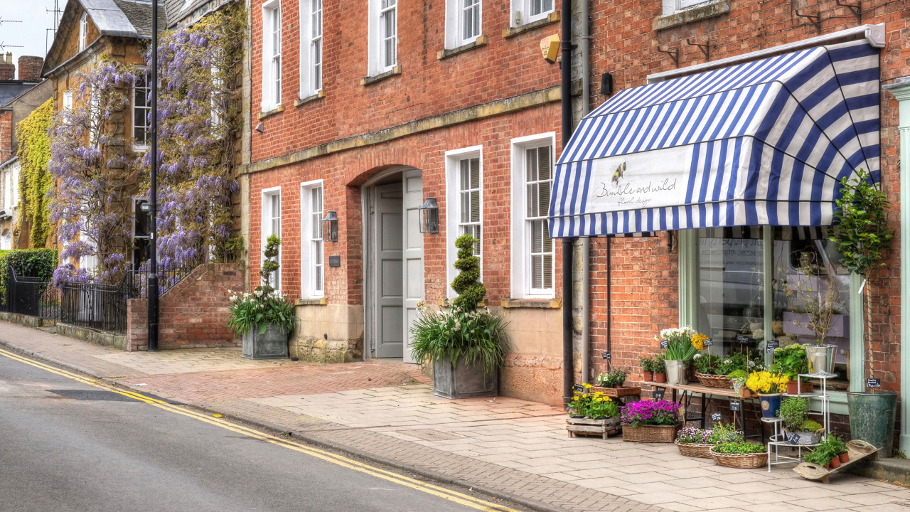 Braunes Backsteingebäude Mit Grünen Pflanzen an Der Seite. Wallpaper in 1280x720 Resolution