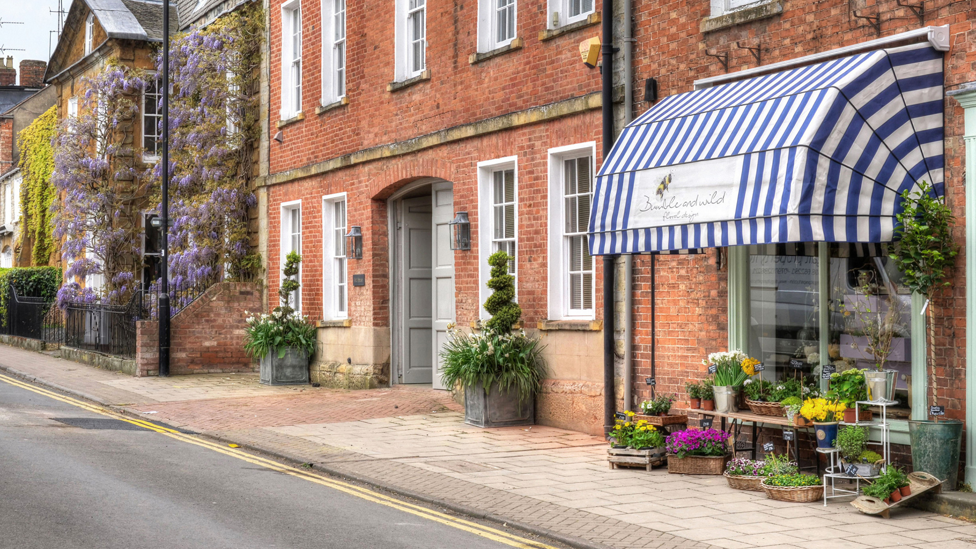 Braunes Backsteingebäude Mit Grünen Pflanzen an Der Seite. Wallpaper in 1920x1080 Resolution