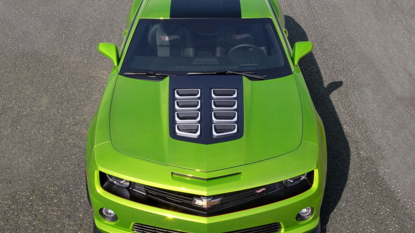 Grüner Chevrolet Camaro Unterwegs. Wallpaper in 1366x768 Resolution