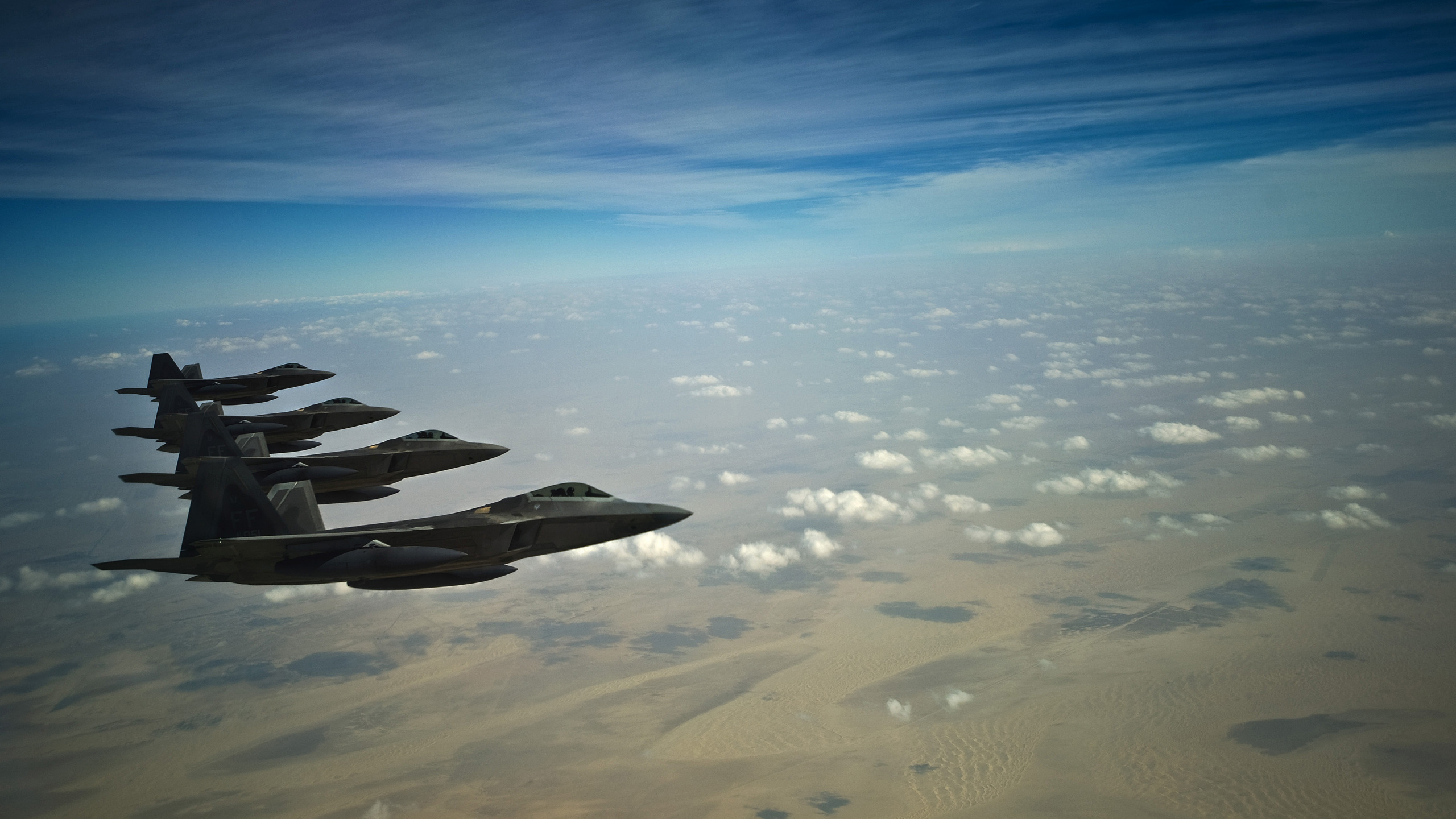 Avion de Chasse Noir Sur Sable Brun Sous Ciel Bleu Pendant la Journée. Wallpaper in 2560x1440 Resolution