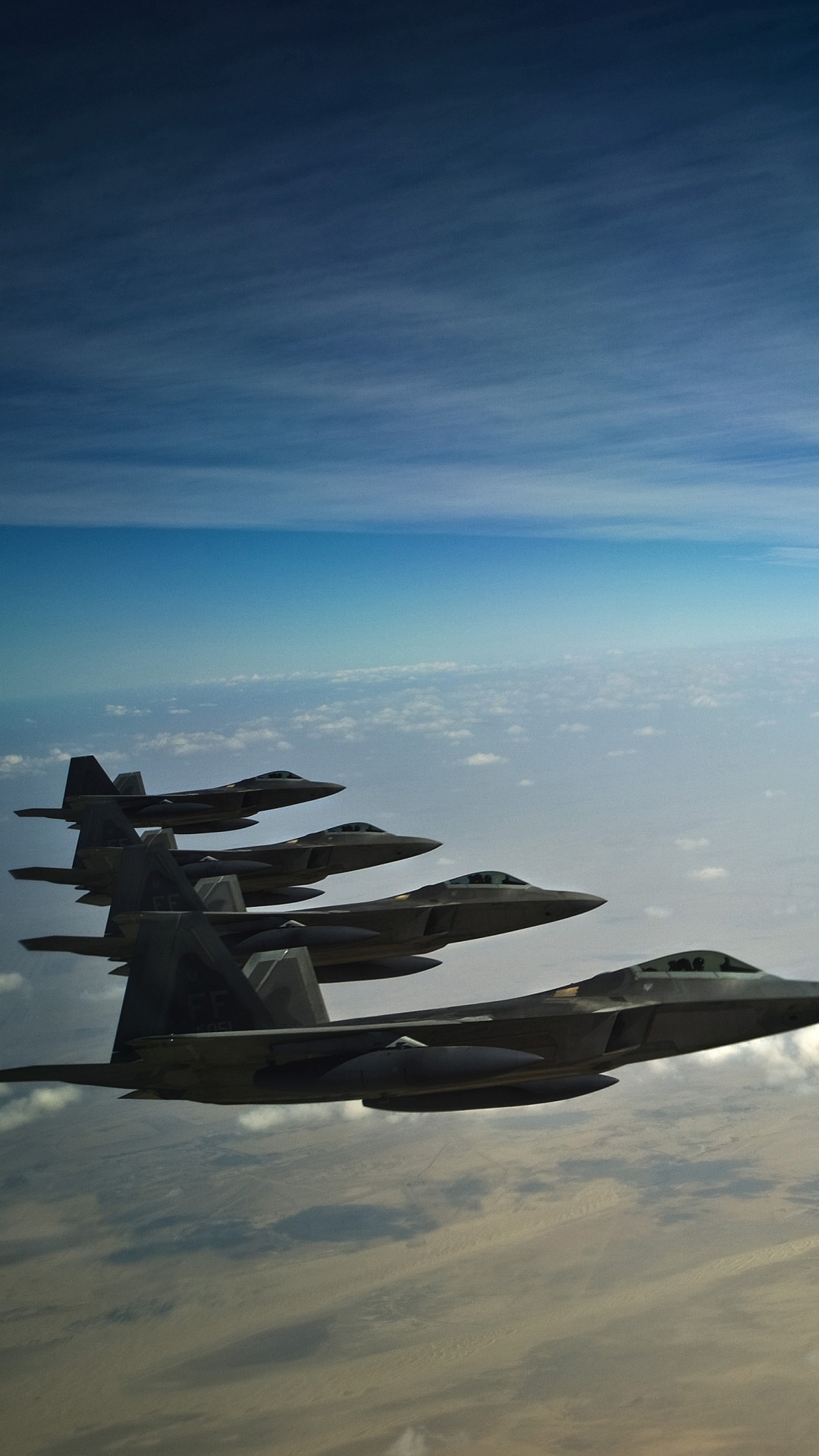 Avión de Combate Negro Sobre Arena Marrón Bajo un Cielo Azul Durante el Día. Wallpaper in 1080x1920 Resolution