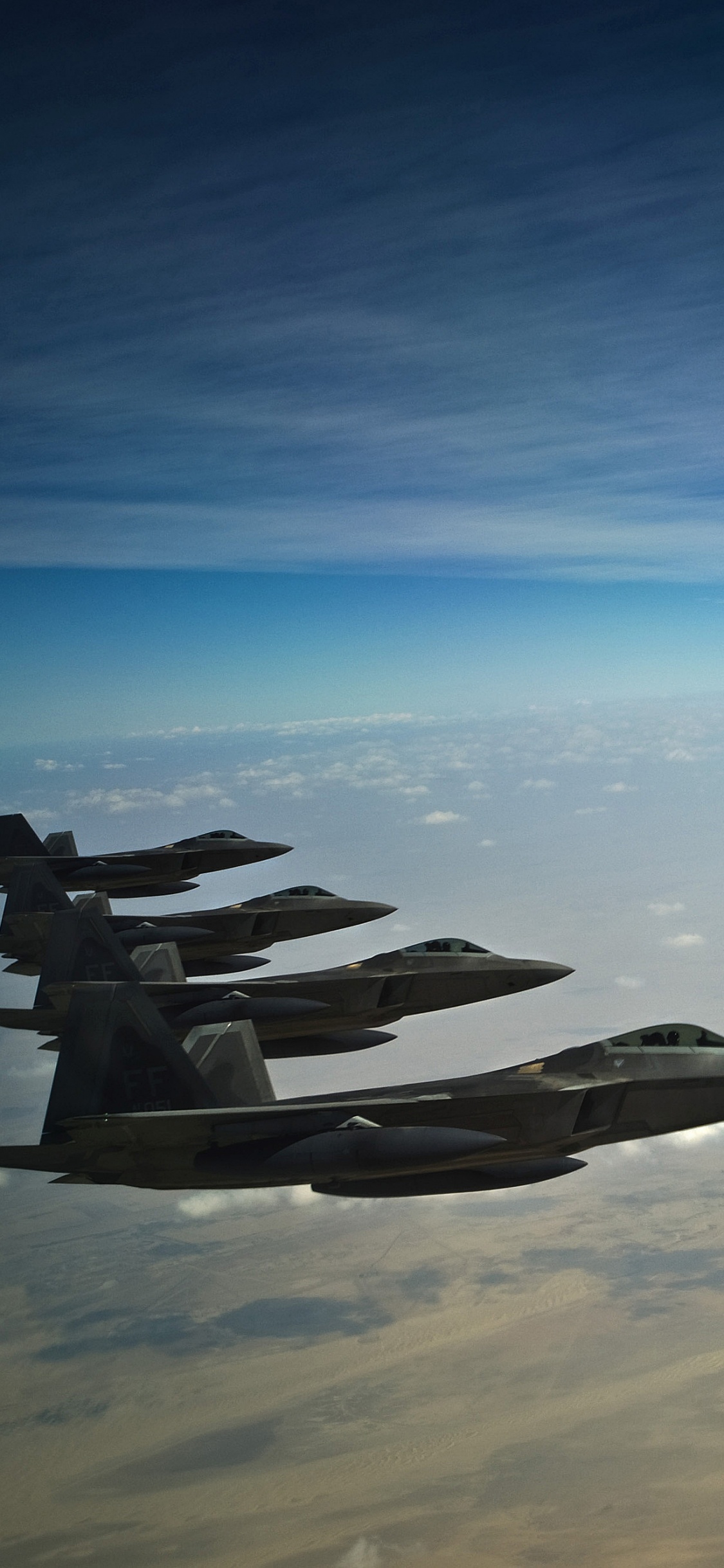 Avión de Combate Negro Sobre Arena Marrón Bajo un Cielo Azul Durante el Día. Wallpaper in 1125x2436 Resolution