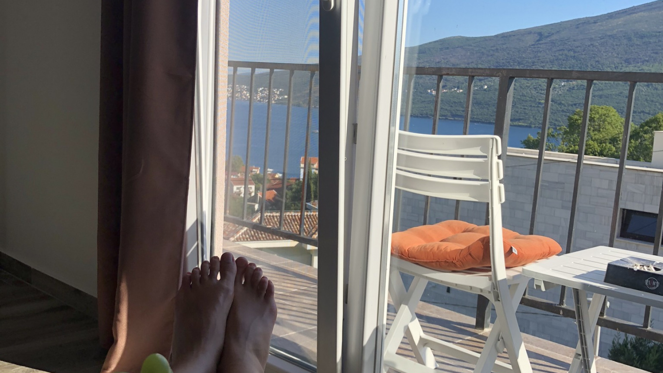 Ventana, Agua, Fruto Sin Semilla, Mueble, Muebles de Exterior. Wallpaper in 1366x768 Resolution