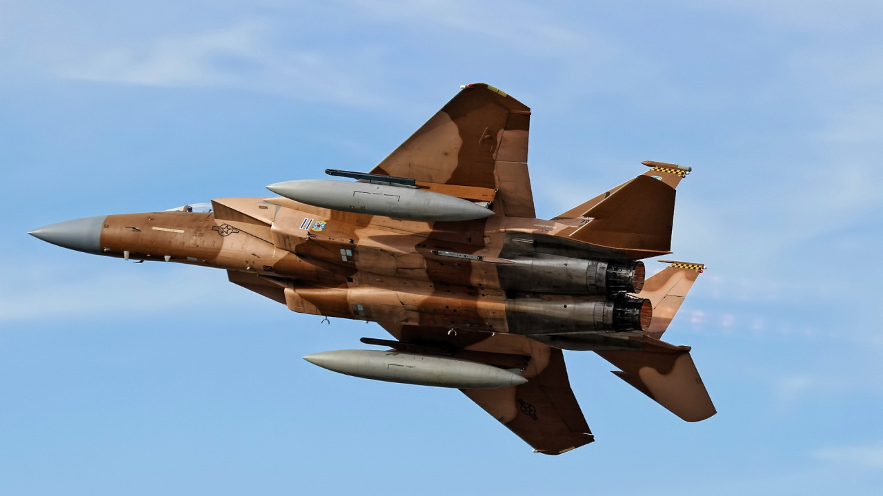 Avion de Chasse Brun Dans Les Airs Pendant la Journée. Wallpaper in 1280x720 Resolution