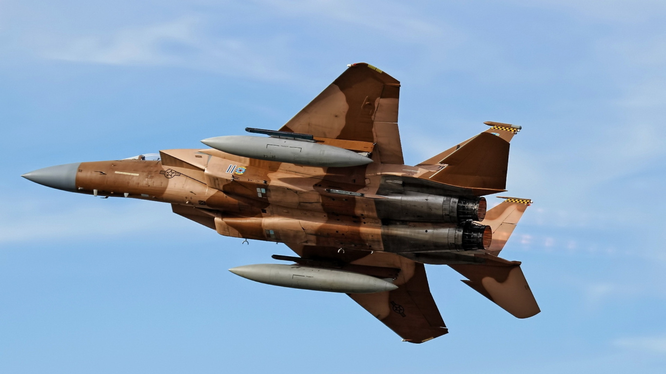 Avión de Combate Marrón en el Aire Durante el Día. Wallpaper in 1366x768 Resolution