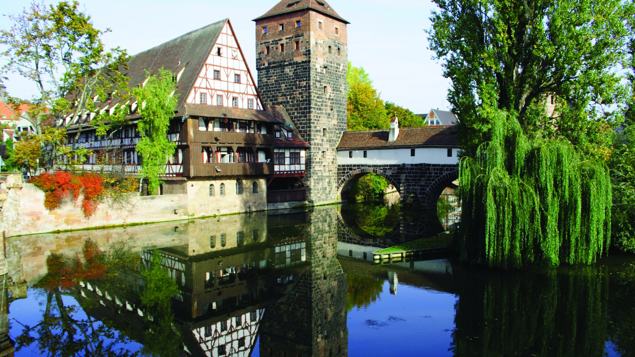 Bâtiment en Briques Brunes à Côté de la Rivière Pendant la Journée. Wallpaper in 1280x720 Resolution