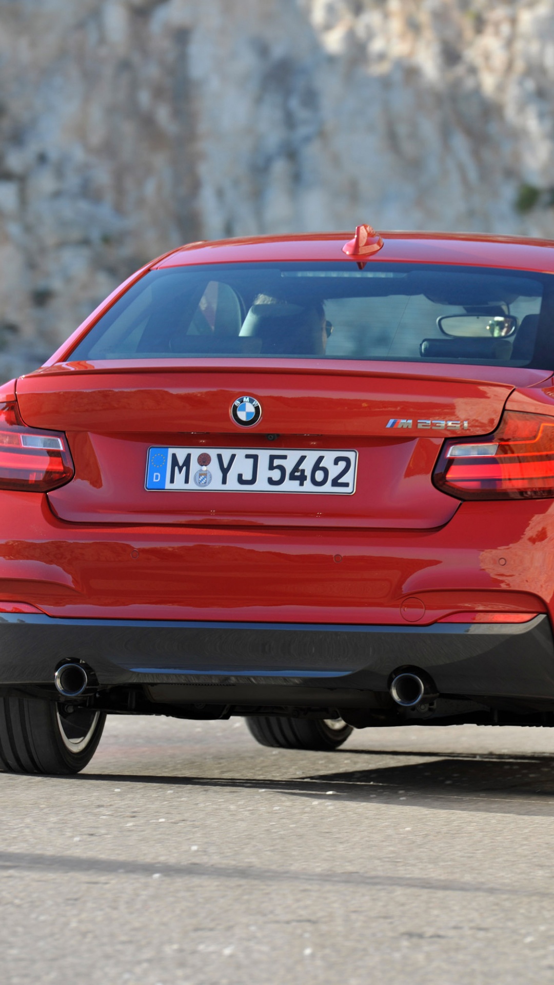 Honda Sedán Rojo en la Carretera Durante el Día. Wallpaper in 1080x1920 Resolution