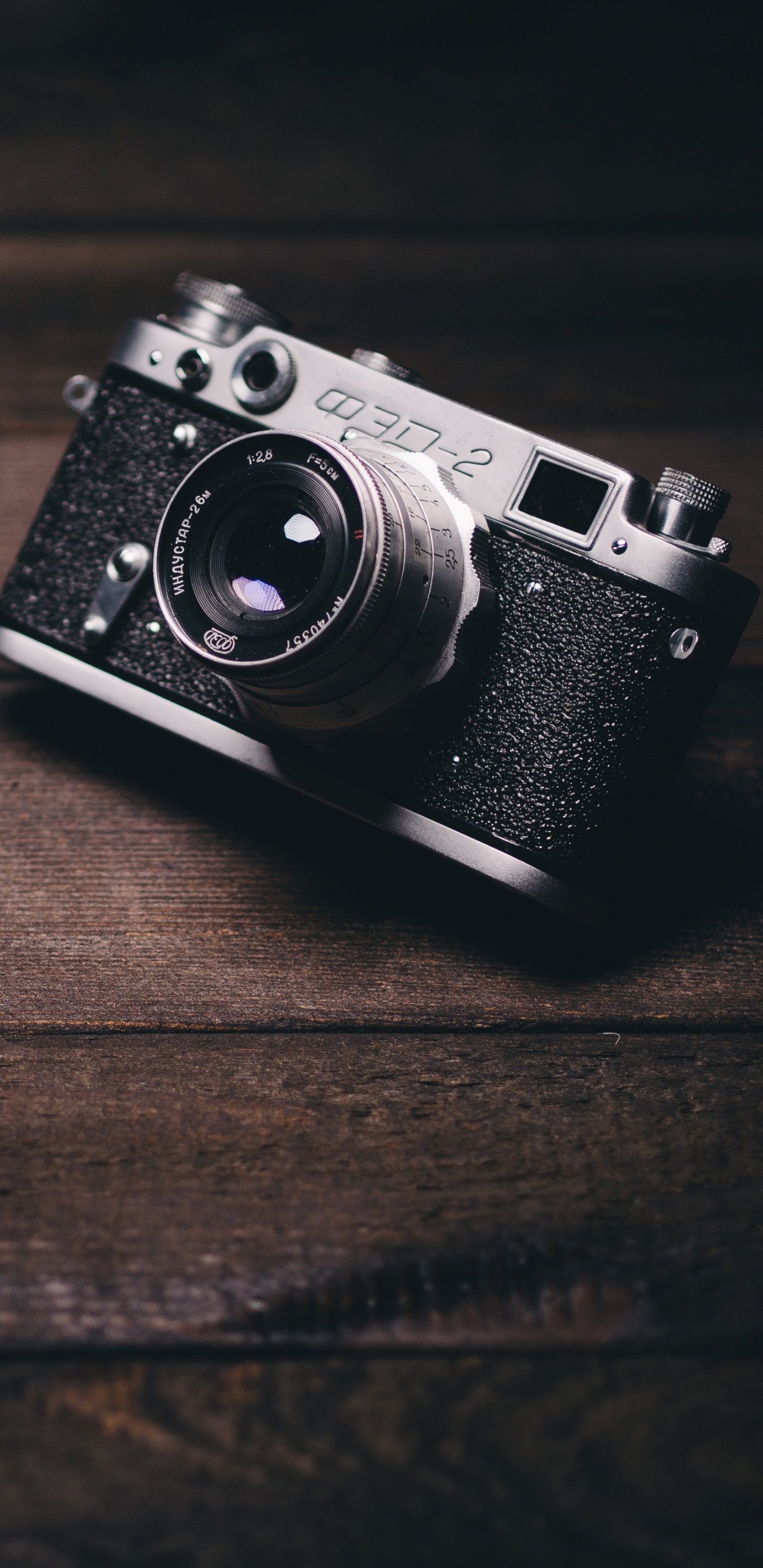 Appareil Photo Noir et Argent Sur Une Table en Bois Marron. Wallpaper in 1440x2960 Resolution