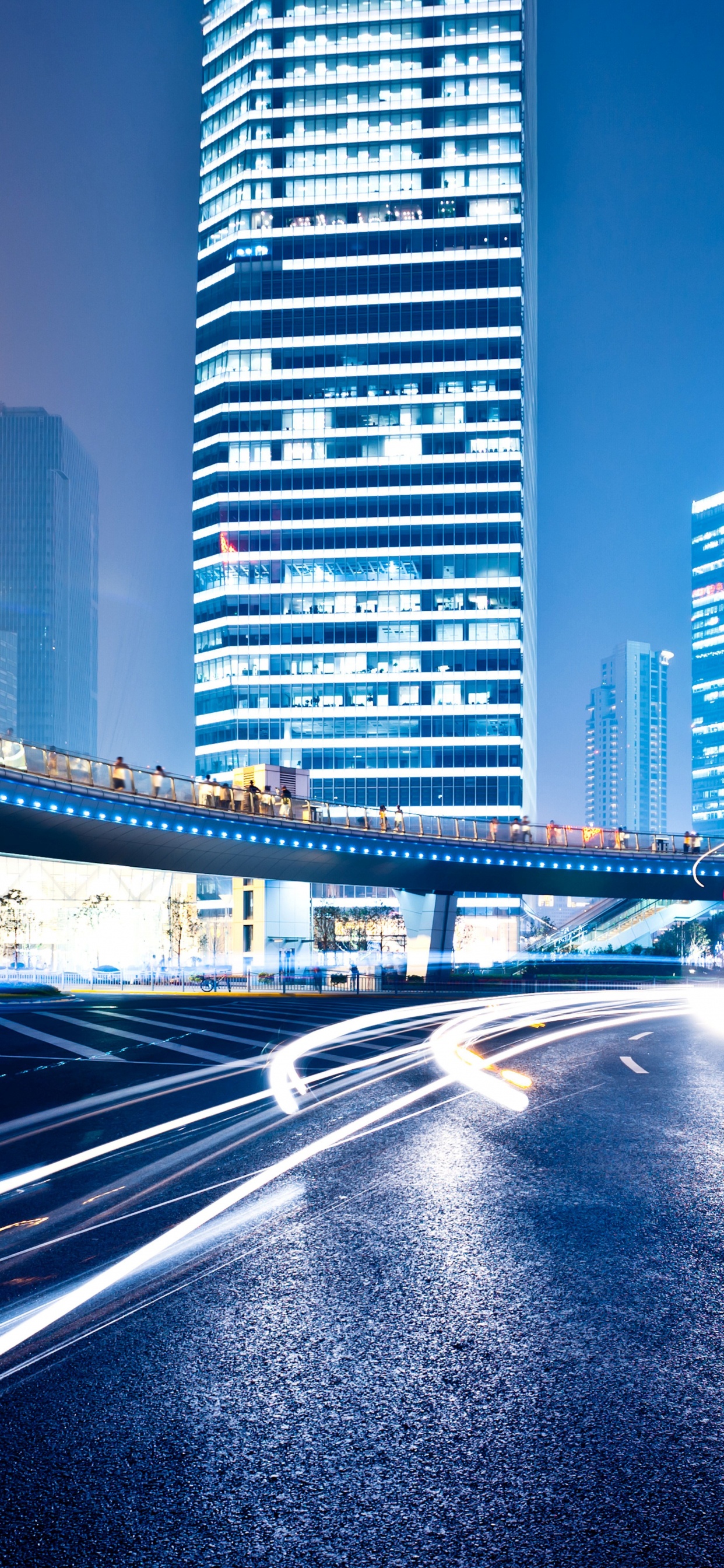 Autos Auf Der Straße in Der Nähe Von Hochhäusern Tagsüber. Wallpaper in 1242x2688 Resolution