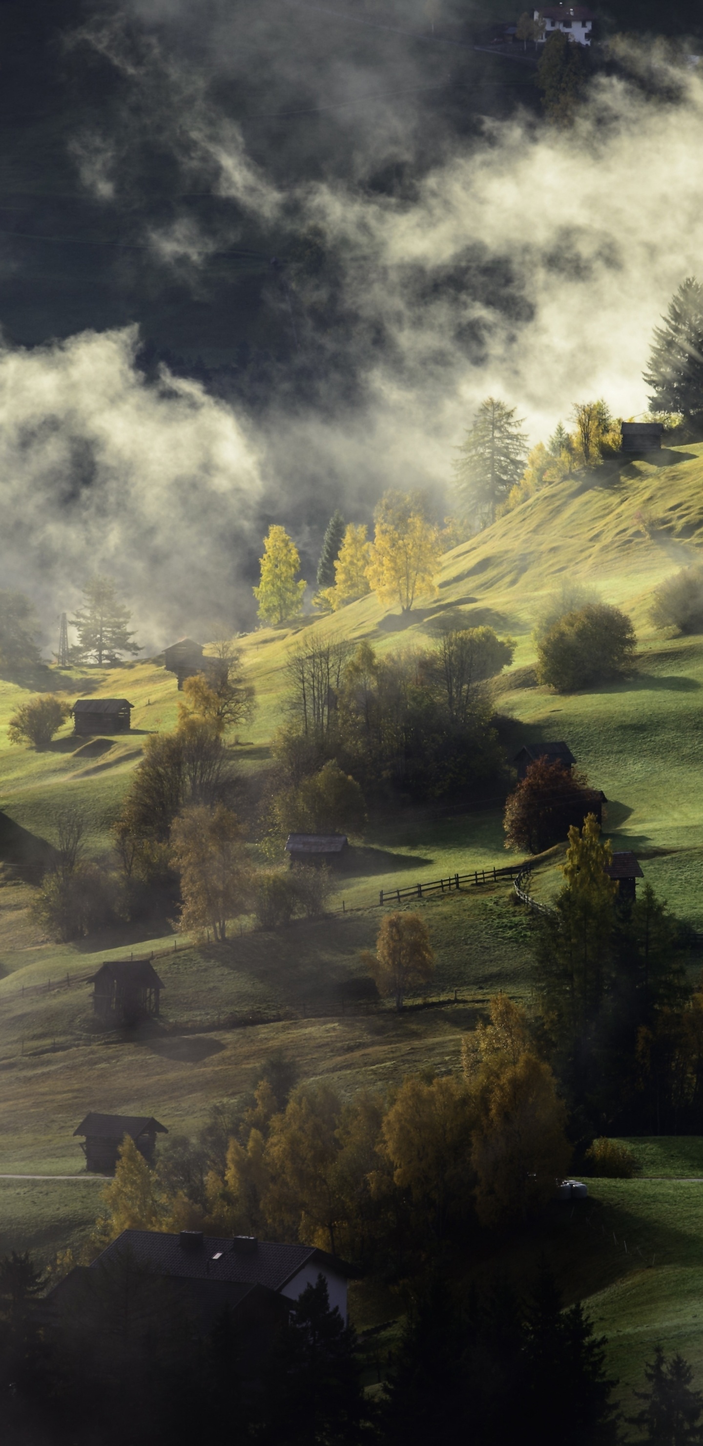 Champ D'herbe Verte Près du Lac Sous un Ciel Nuageux Pendant la Journée. Wallpaper in 1440x2960 Resolution