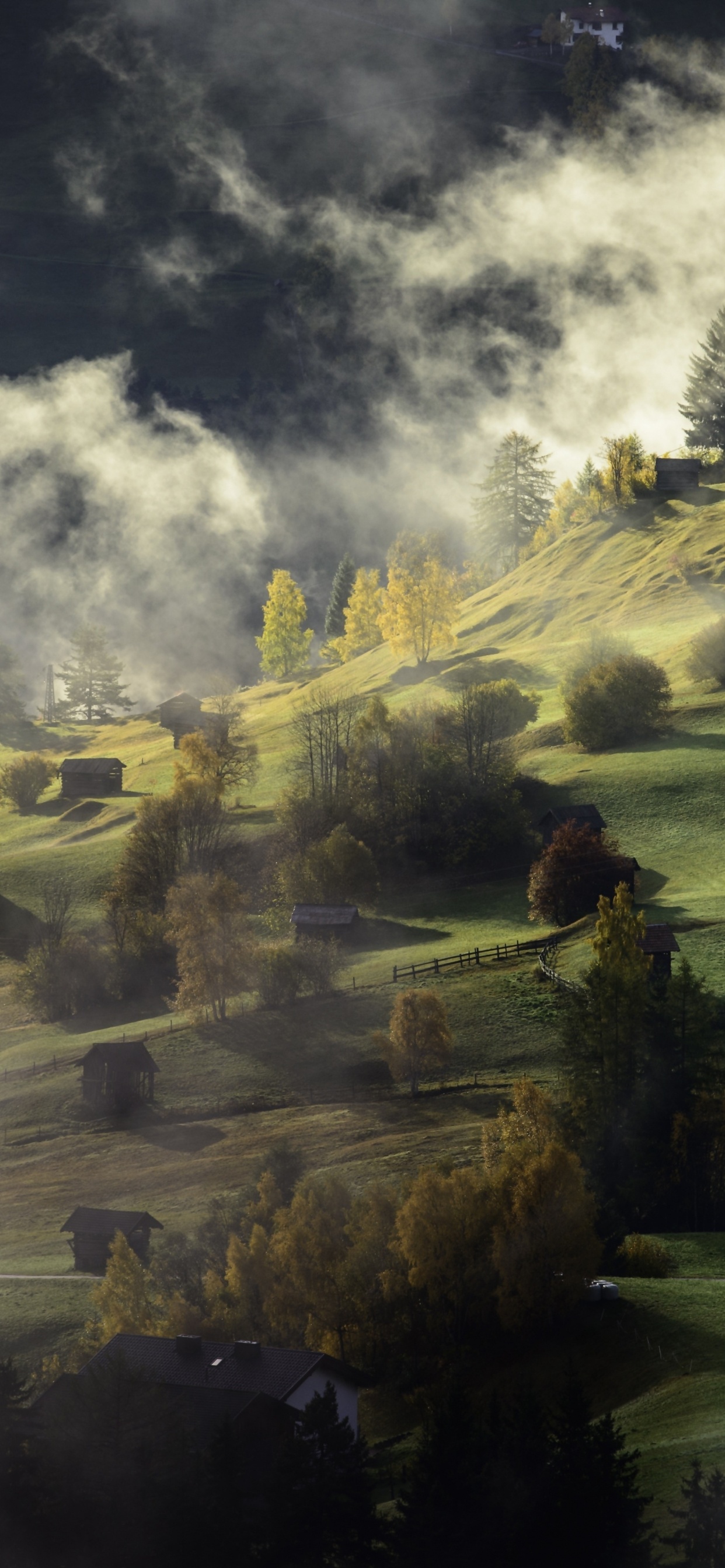 Grüne Wiese in Der Nähe Des Sees Unter Bewölktem Himmel Tagsüber. Wallpaper in 1242x2688 Resolution