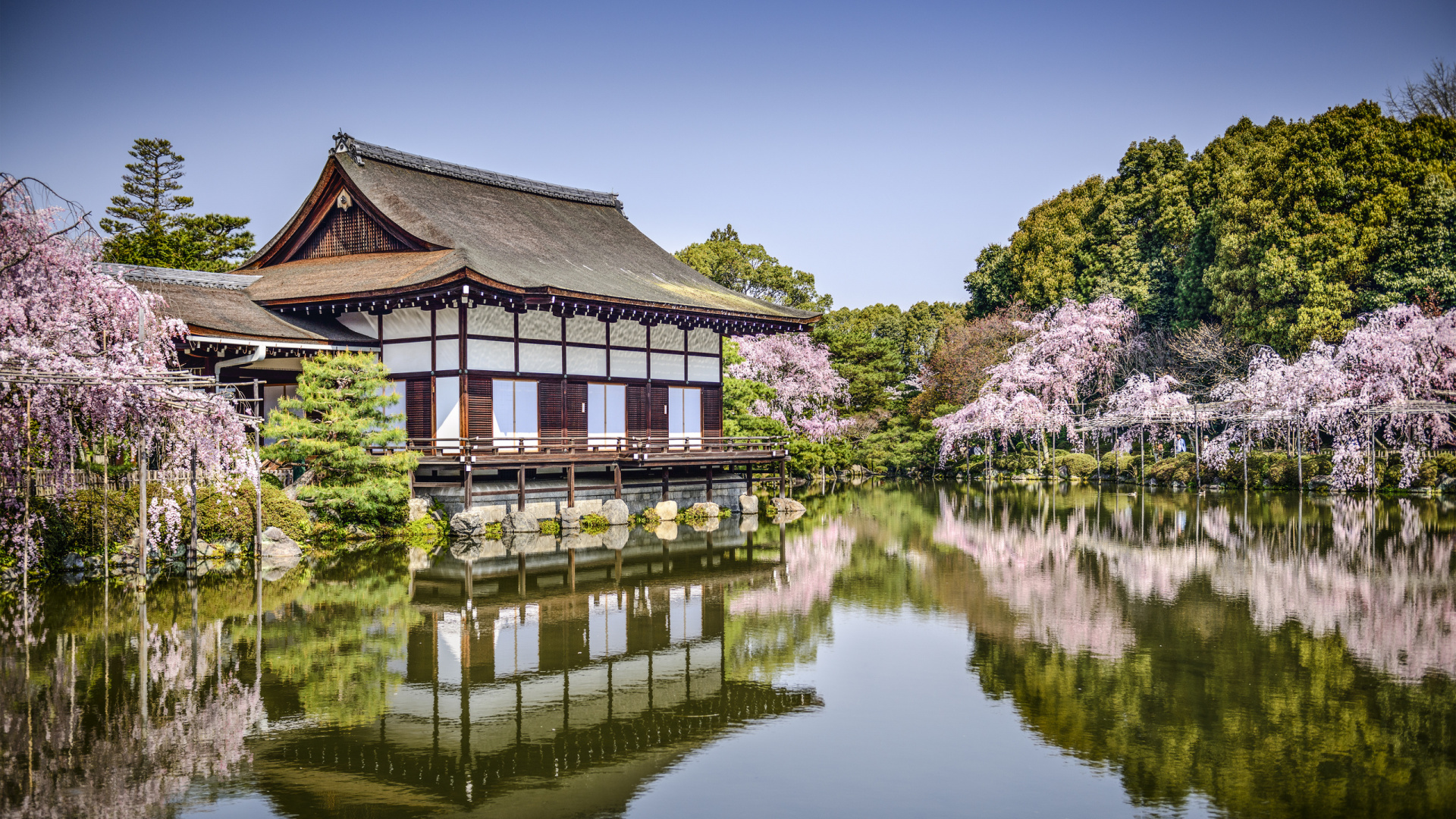 Casa de Madera Marrón Cerca Del Lago Durante el Día. Wallpaper in 1920x1080 Resolution