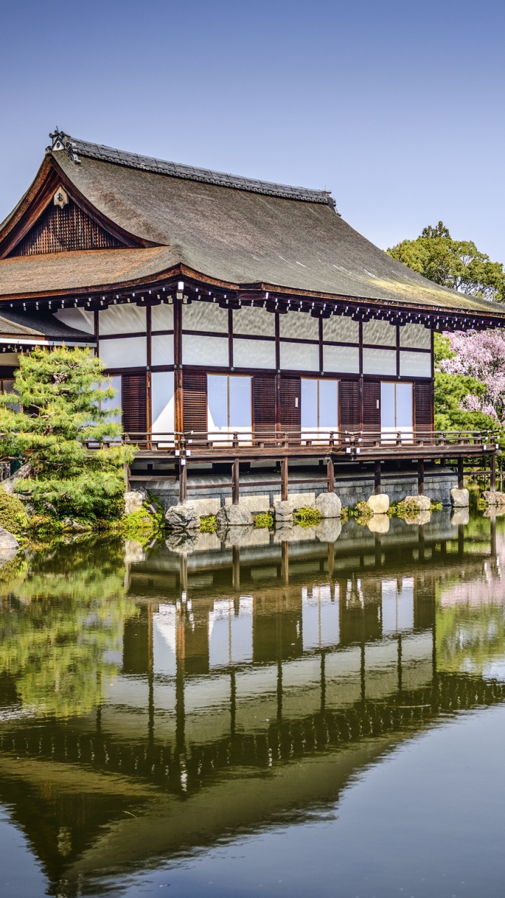 Casa de Madera Marrón Cerca Del Lago Durante el Día. Wallpaper in 720x1280 Resolution