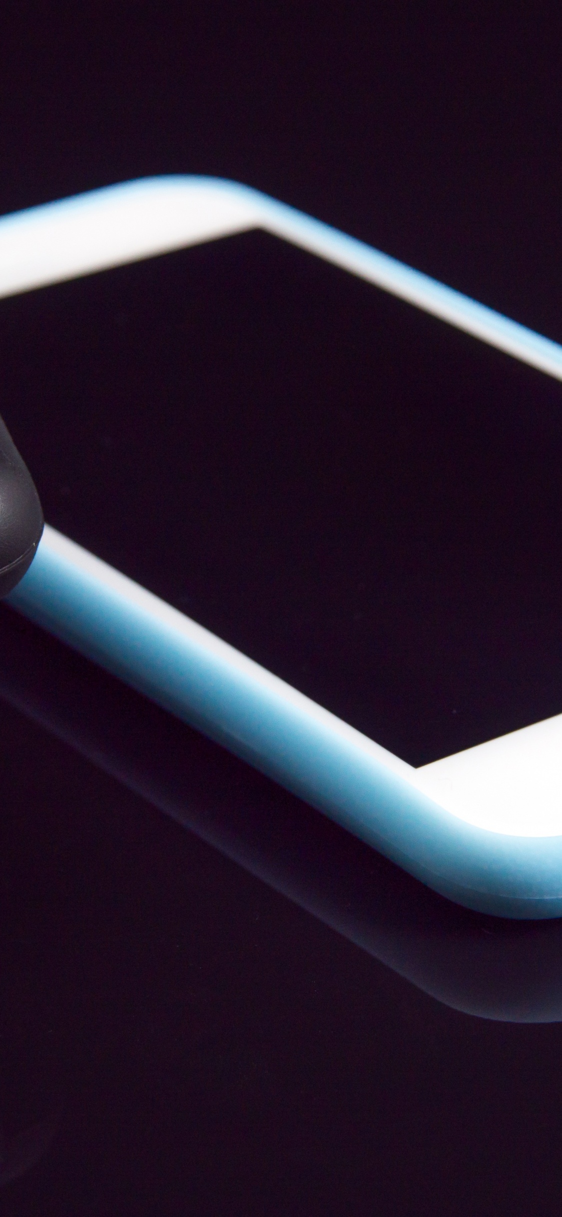 Iphone 4 Blanc Avec Coque Bleue. Wallpaper in 1125x2436 Resolution