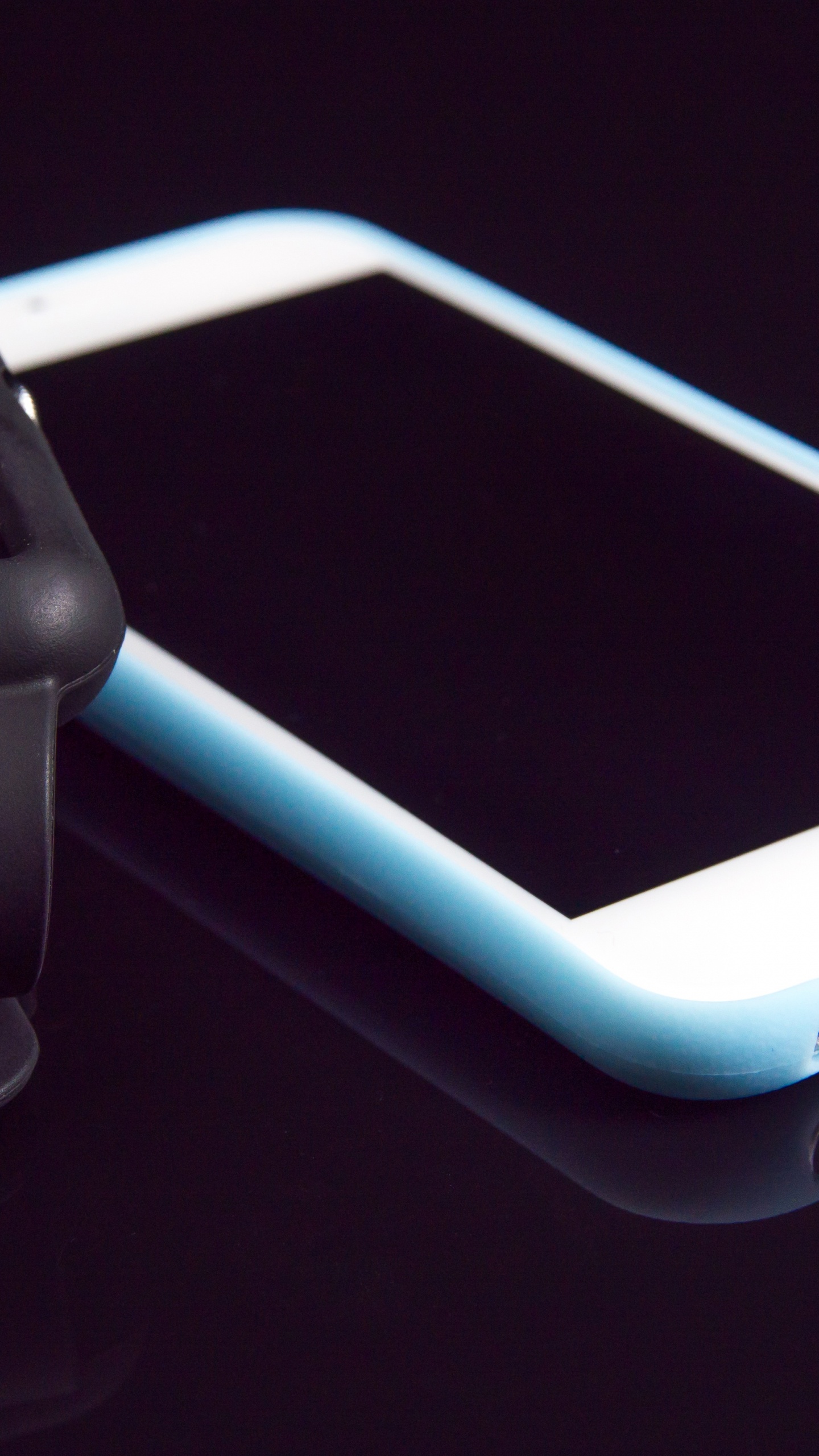 Iphone 4 Blanc Avec Coque Bleue. Wallpaper in 1440x2560 Resolution