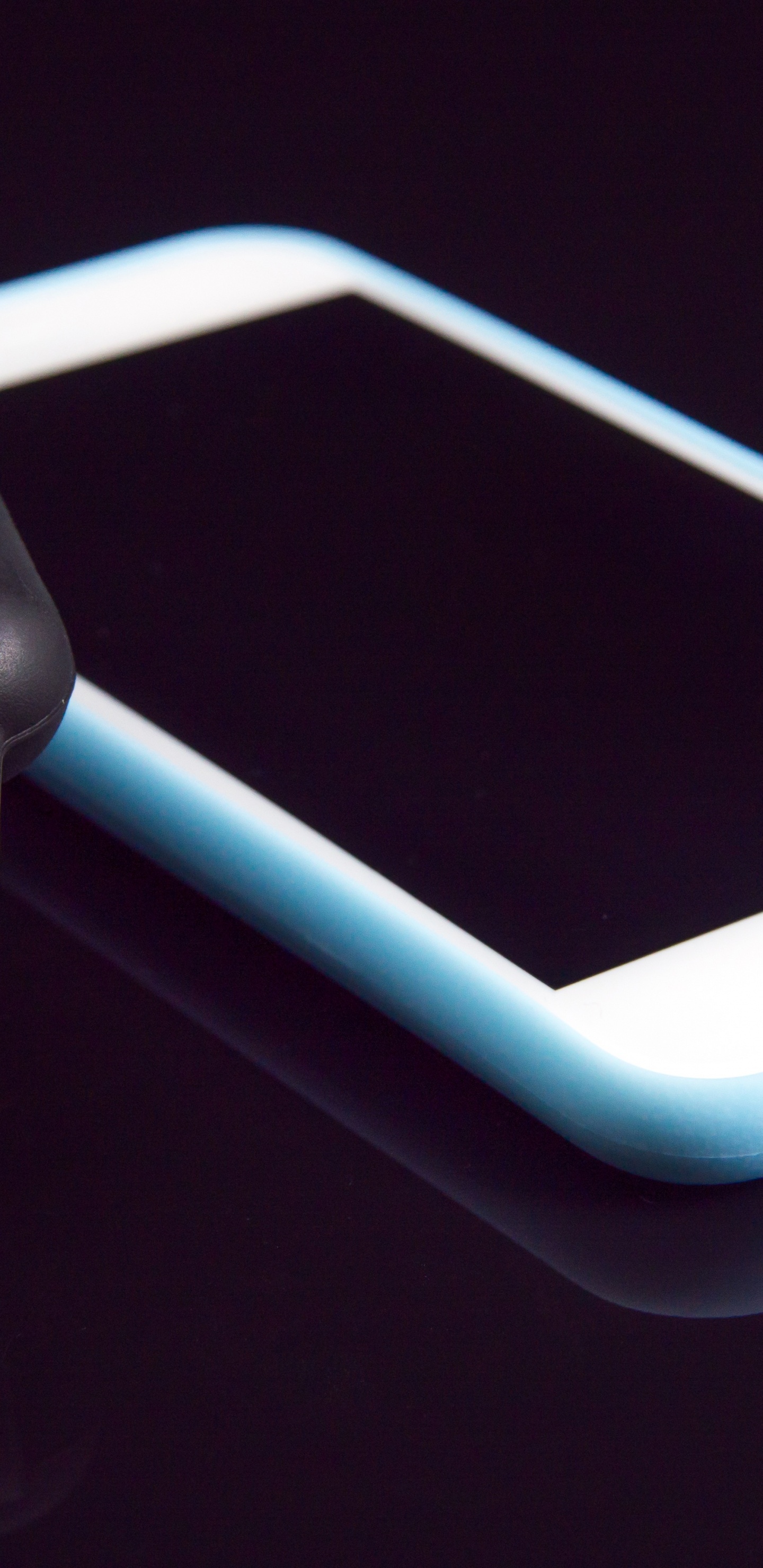 Iphone 4 Blanc Avec Coque Bleue. Wallpaper in 1440x2960 Resolution