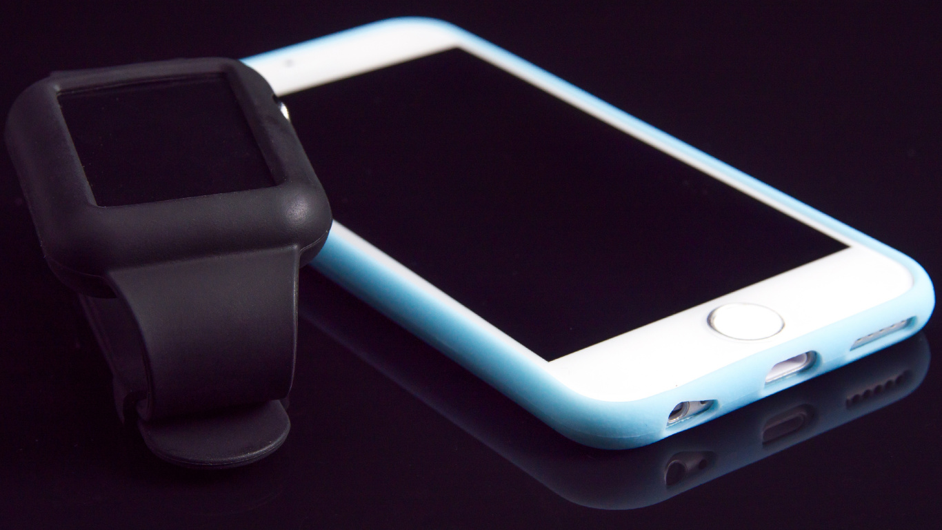 Iphone 4 Blanco Con Funda Azul. Wallpaper in 1366x768 Resolution