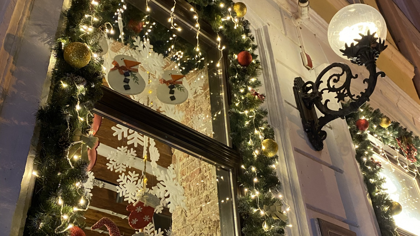 Weihnachten, Weihnachtsbaum, Weihnachtsdekoration, Architektur, Fassade. Wallpaper in 1366x768 Resolution