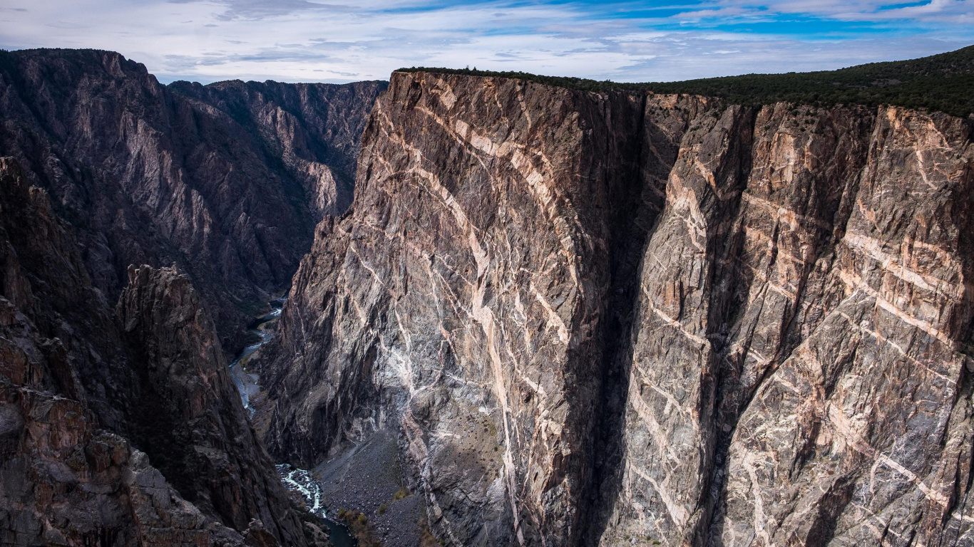 Montaña Rocosa Marrón Bajo un Cielo Azul Durante el Día. Wallpaper in 1366x768 Resolution