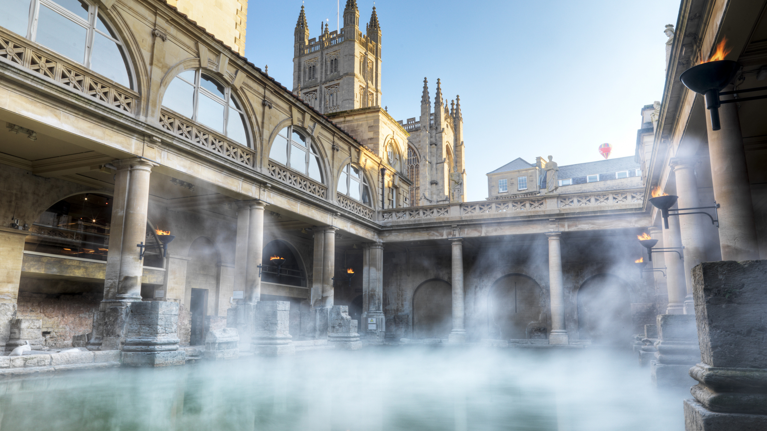 Bâtiment en Béton Beige Près de la Fontaine D'eau. Wallpaper in 2560x1440 Resolution