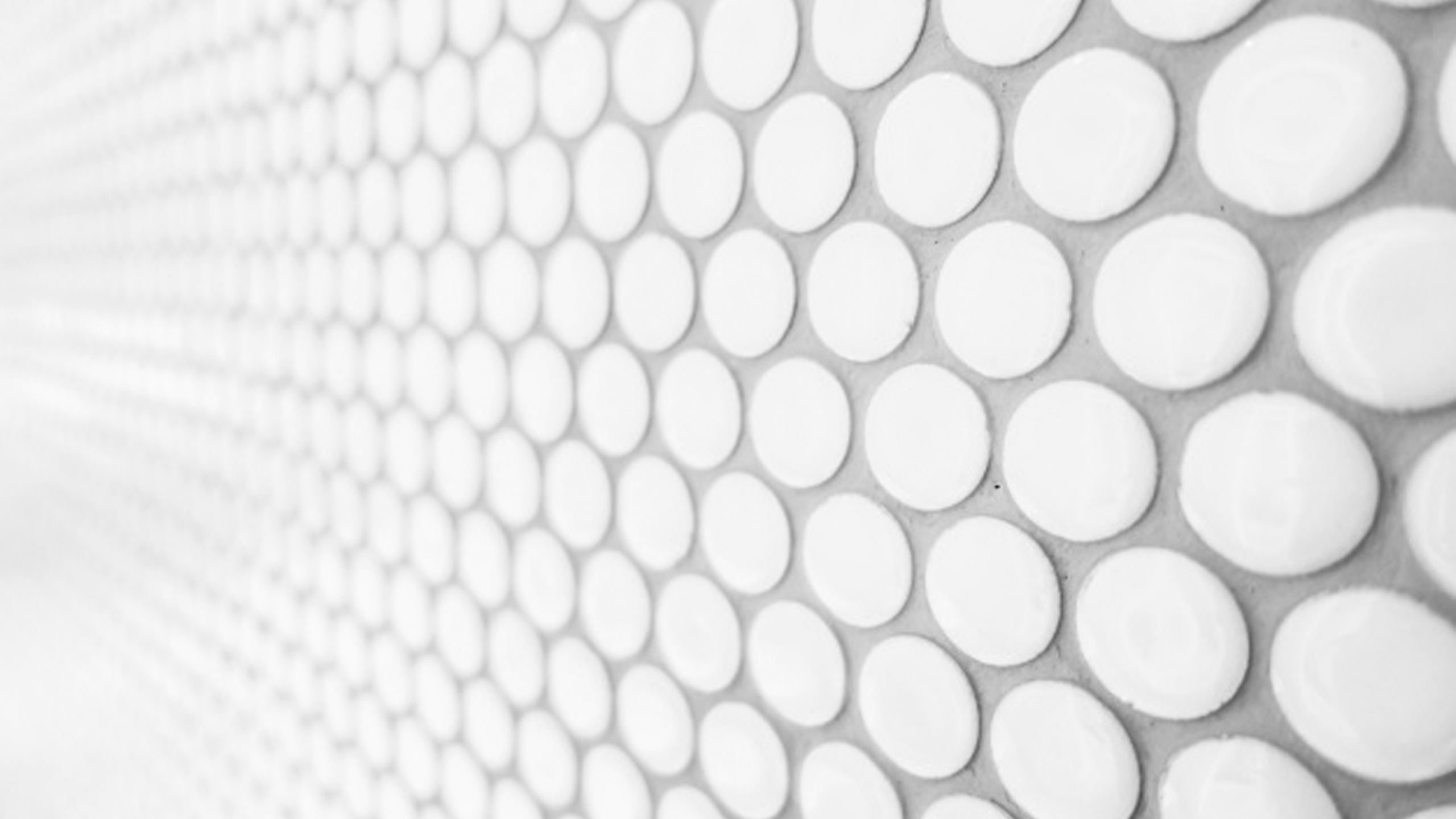 Weißes Und Schwarzes Gepunktetes Textil. Wallpaper in 2560x1440 Resolution