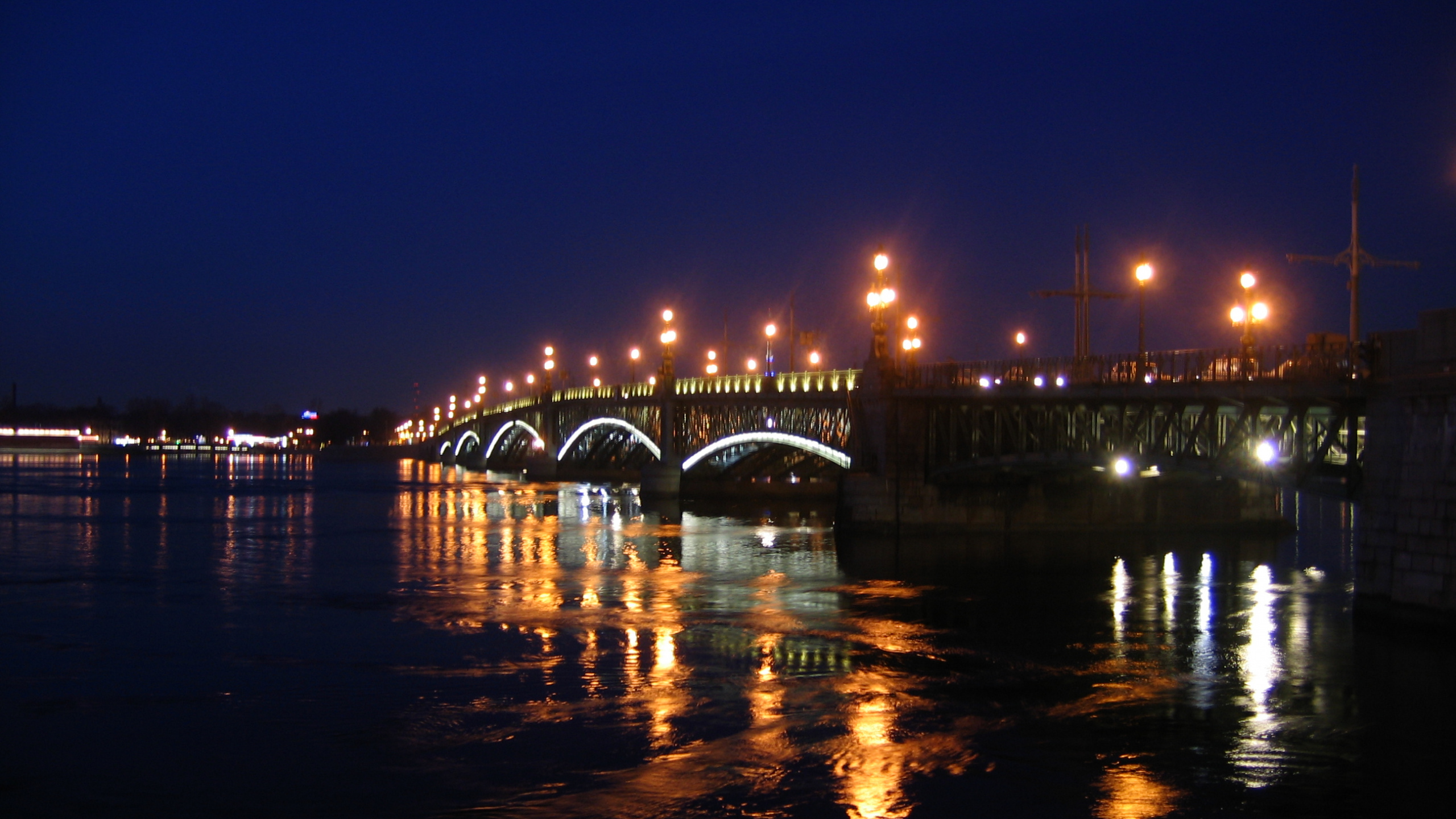 Pont Au-dessus de L'eau Pendant la Nuit. Wallpaper in 2560x1440 Resolution
