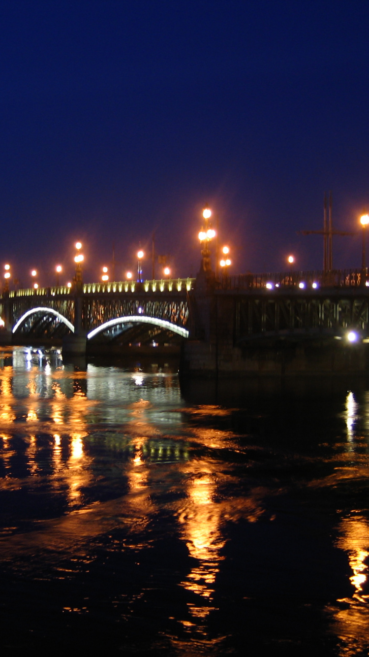 Puente Sobre el Agua Durante la Noche. Wallpaper in 750x1334 Resolution