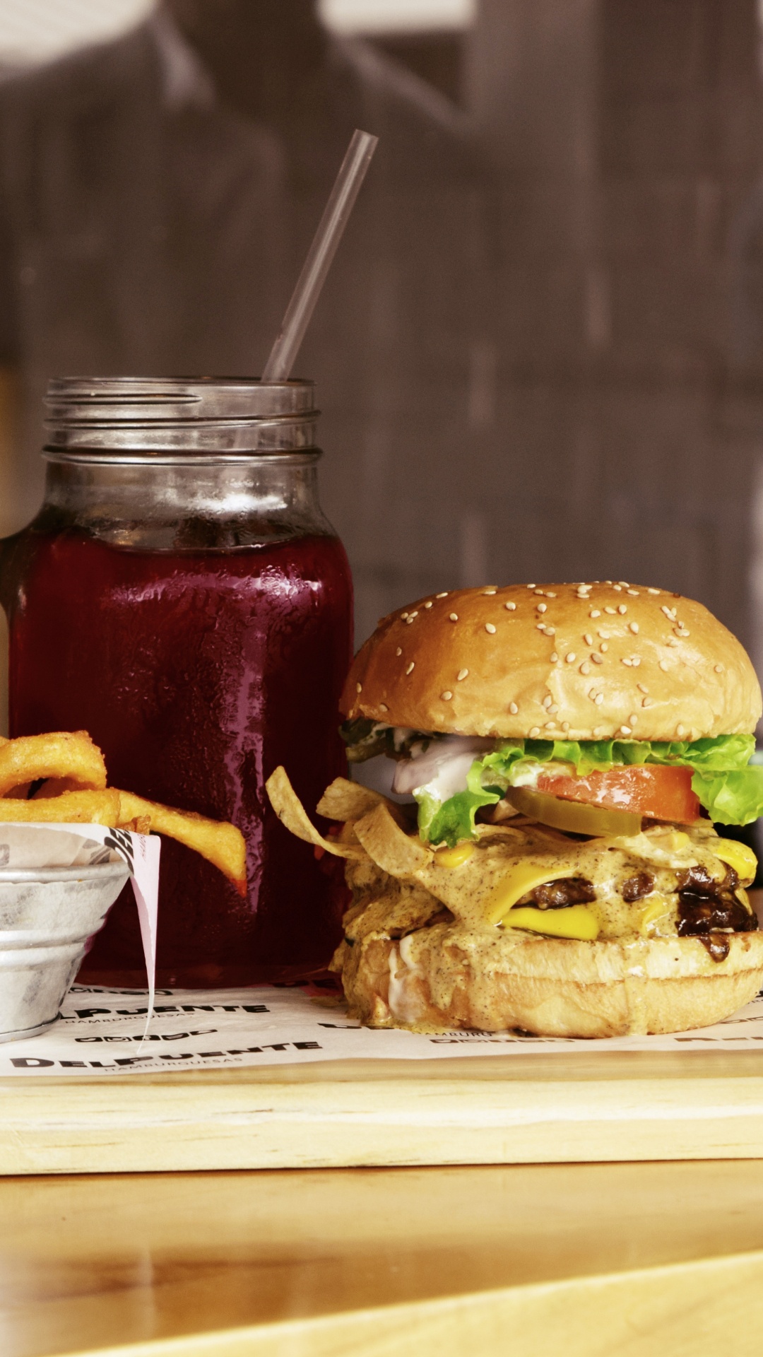 Burger Und Pommes Auf Braunem Holztablett. Wallpaper in 1080x1920 Resolution