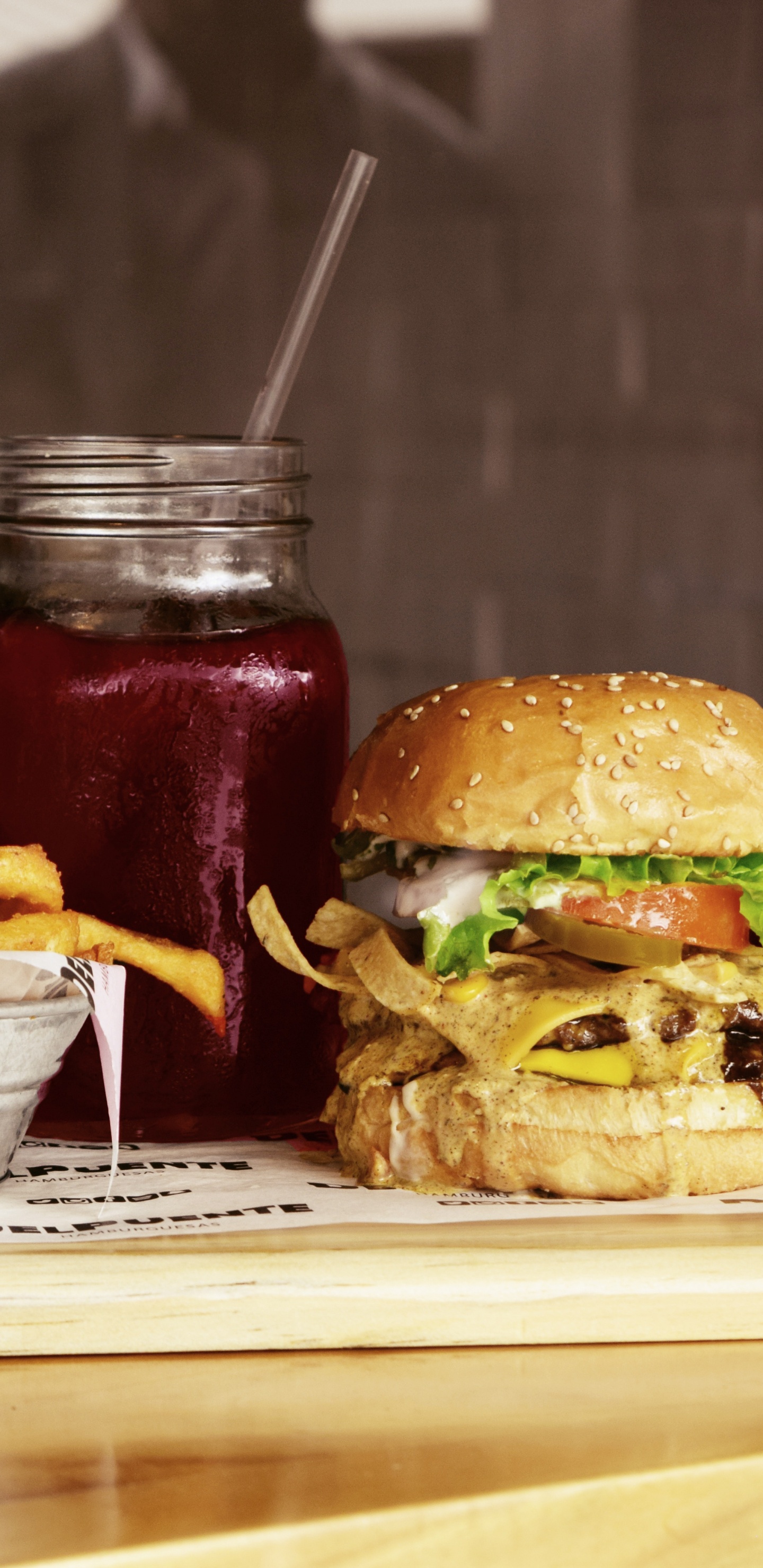 Burger Und Pommes Auf Braunem Holztablett. Wallpaper in 1440x2960 Resolution