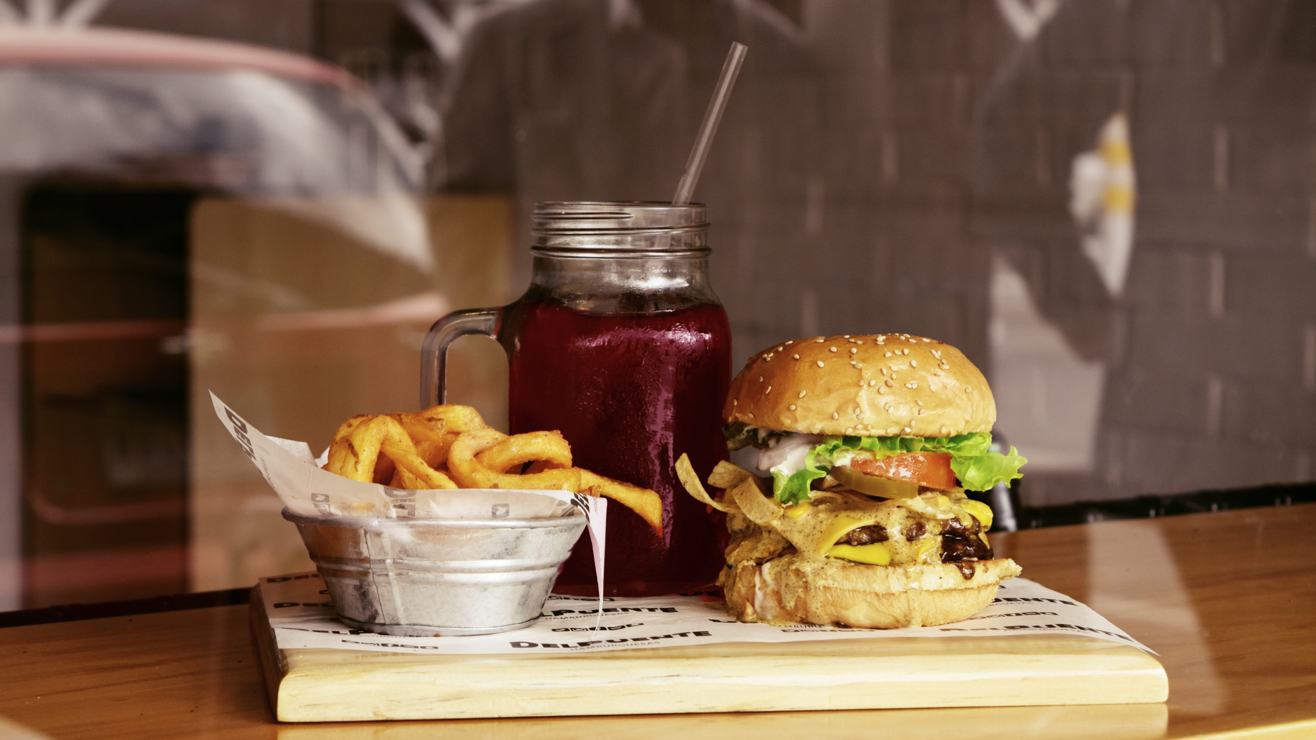 Burger Und Pommes Auf Braunem Holztablett. Wallpaper in 2560x1440 Resolution