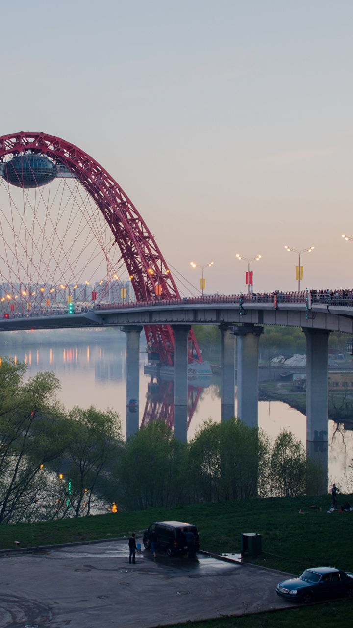 Autos Parken Tagsüber Auf Dem Parkplatz in Der Nähe Der Brücke. Wallpaper in 720x1280 Resolution