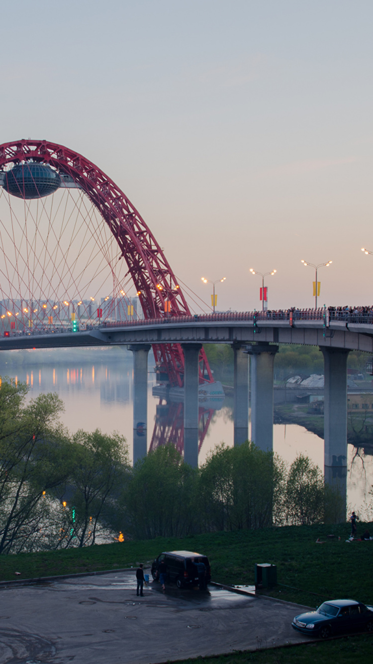 Autos Parken Tagsüber Auf Dem Parkplatz in Der Nähe Der Brücke. Wallpaper in 750x1334 Resolution