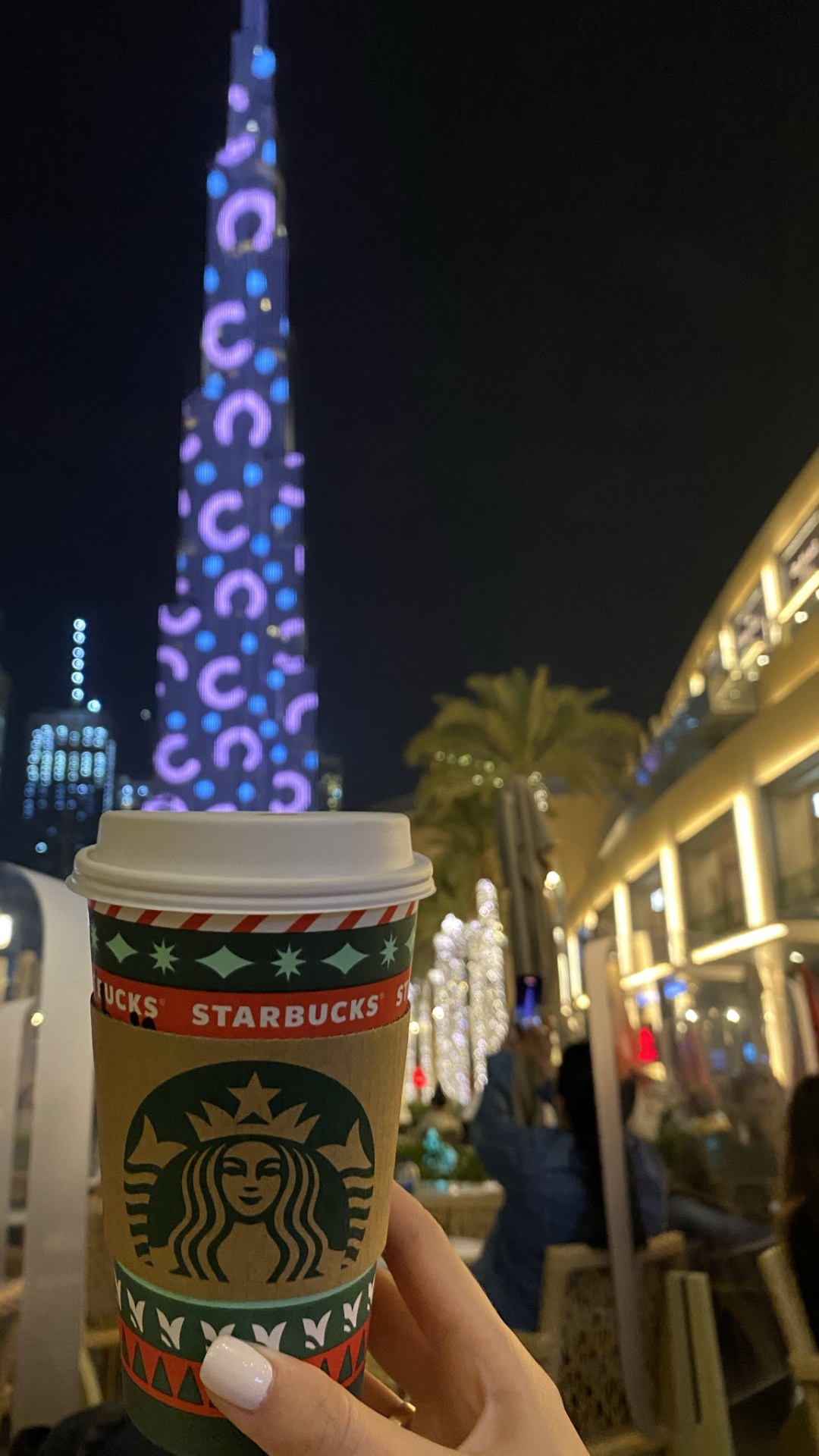 Dubai, Burj Khalifa, Starbucks Logo 2011, Weihnachtsbaum, Weihnachtsbeleuchtung. Wallpaper in 1080x1920 Resolution