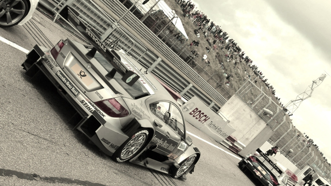 Weißes Und Schwarzes Auto Auf Der Straße. Wallpaper in 1280x720 Resolution