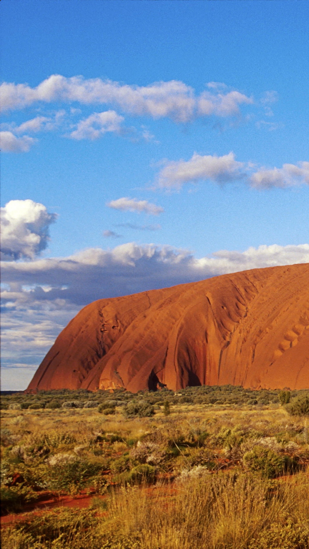 Montagne Brune Sous Ciel Bleu Pendant la Journée. Wallpaper in 1080x1920 Resolution
