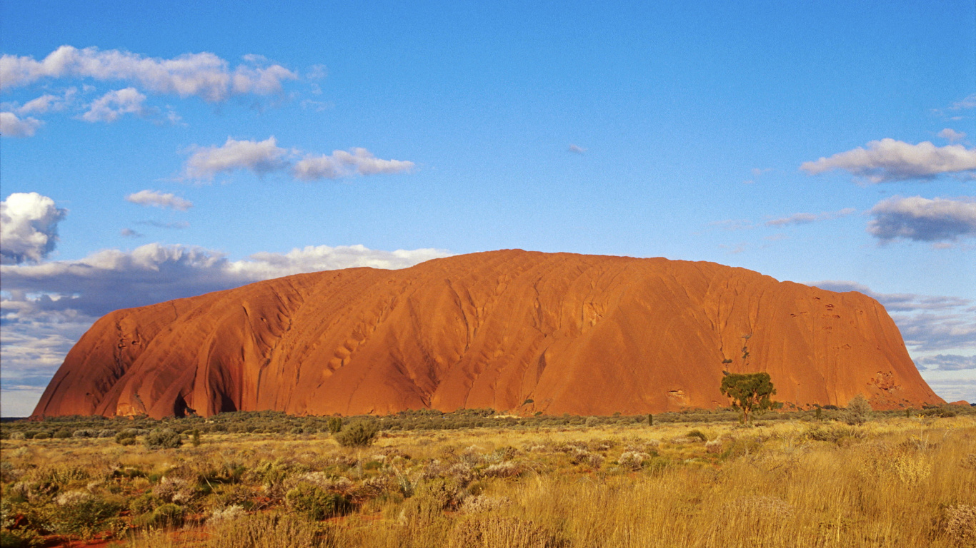 Montagne Brune Sous Ciel Bleu Pendant la Journée. Wallpaper in 1366x768 Resolution
