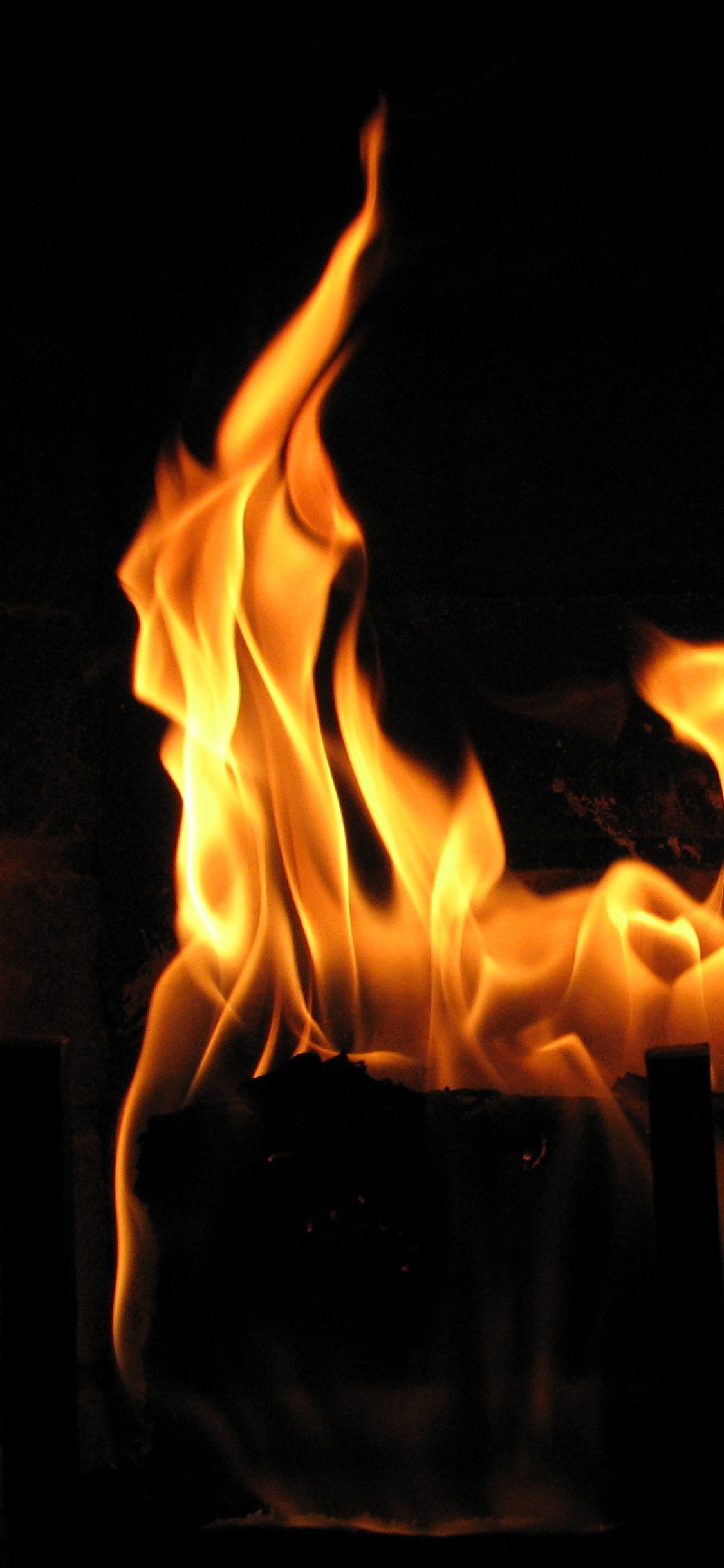 Fuego en Medio de la Carretera. Wallpaper in 1125x2436 Resolution