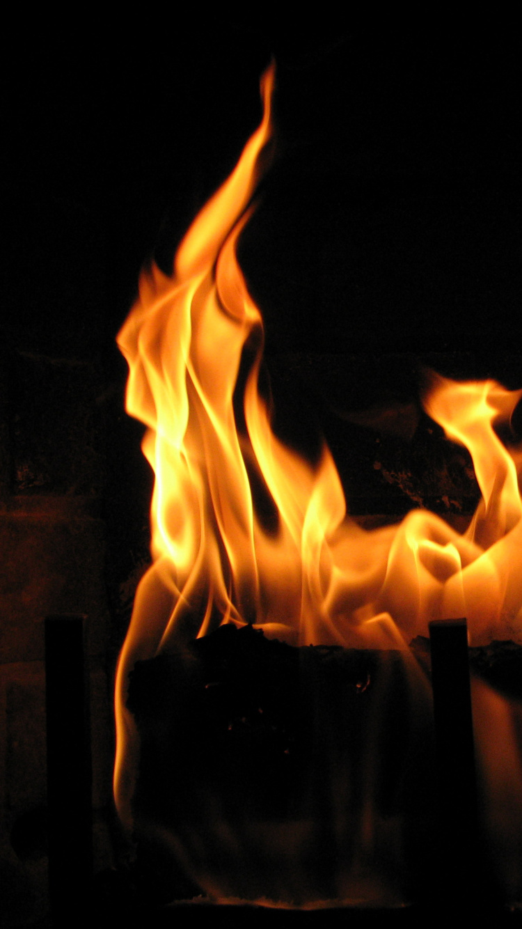 Fuego en Medio de la Carretera. Wallpaper in 750x1334 Resolution