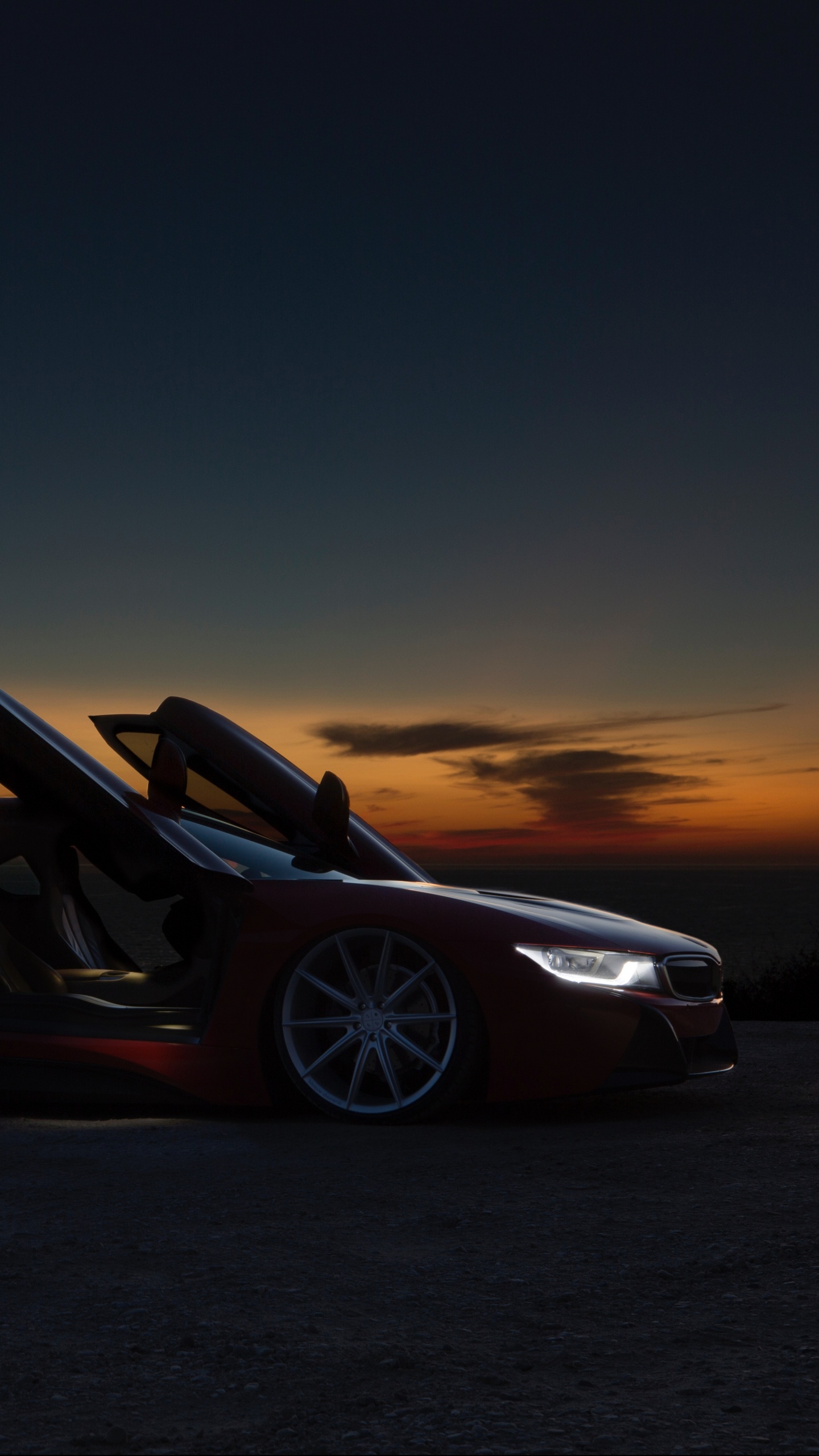Roter Ferrari 458 Italia Unterwegs Bei Sonnenuntergang. Wallpaper in 1440x2560 Resolution