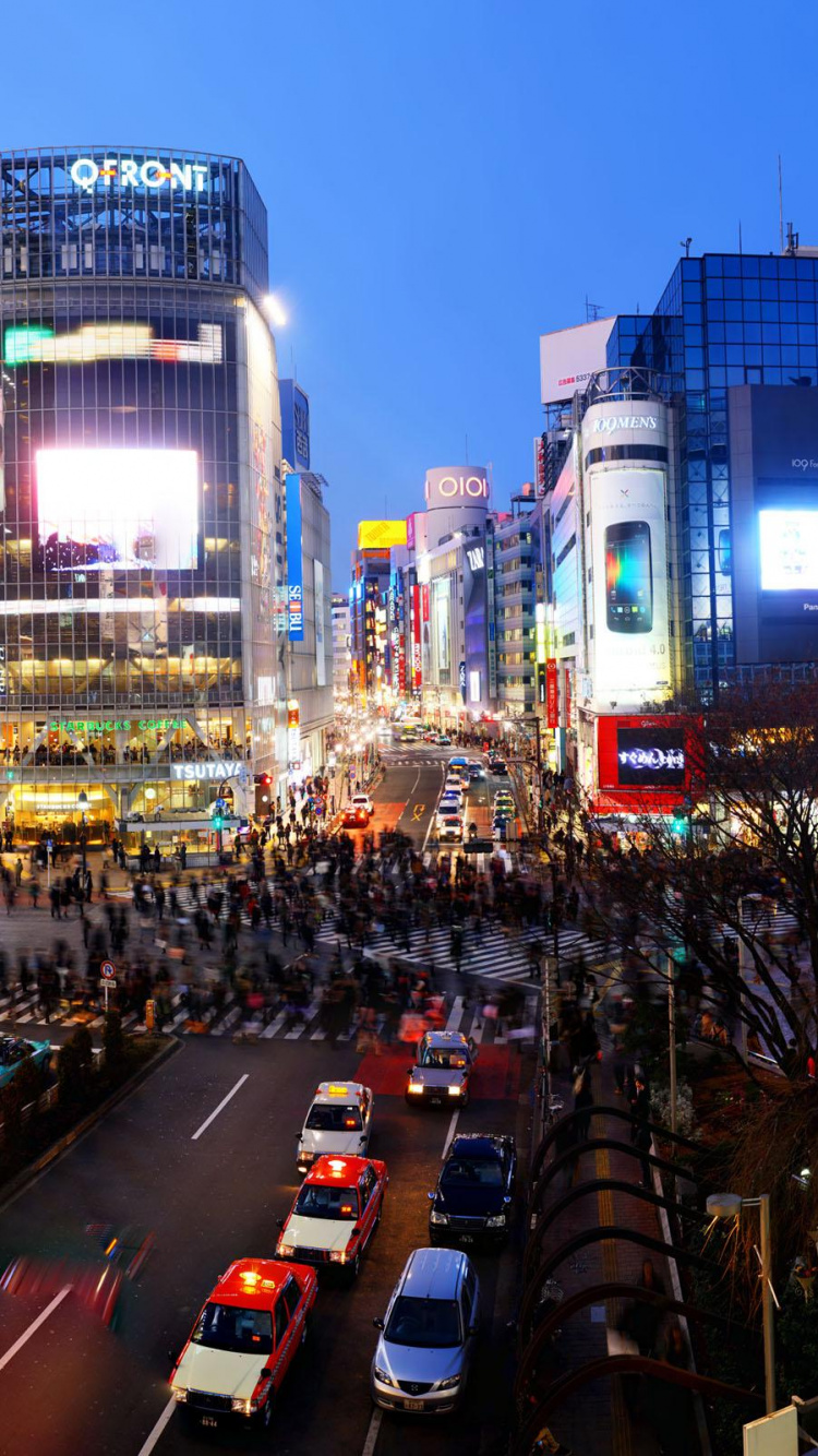 Autos Auf Der Straße in Der Stadt Während Der Nachtzeit. Wallpaper in 750x1334 Resolution