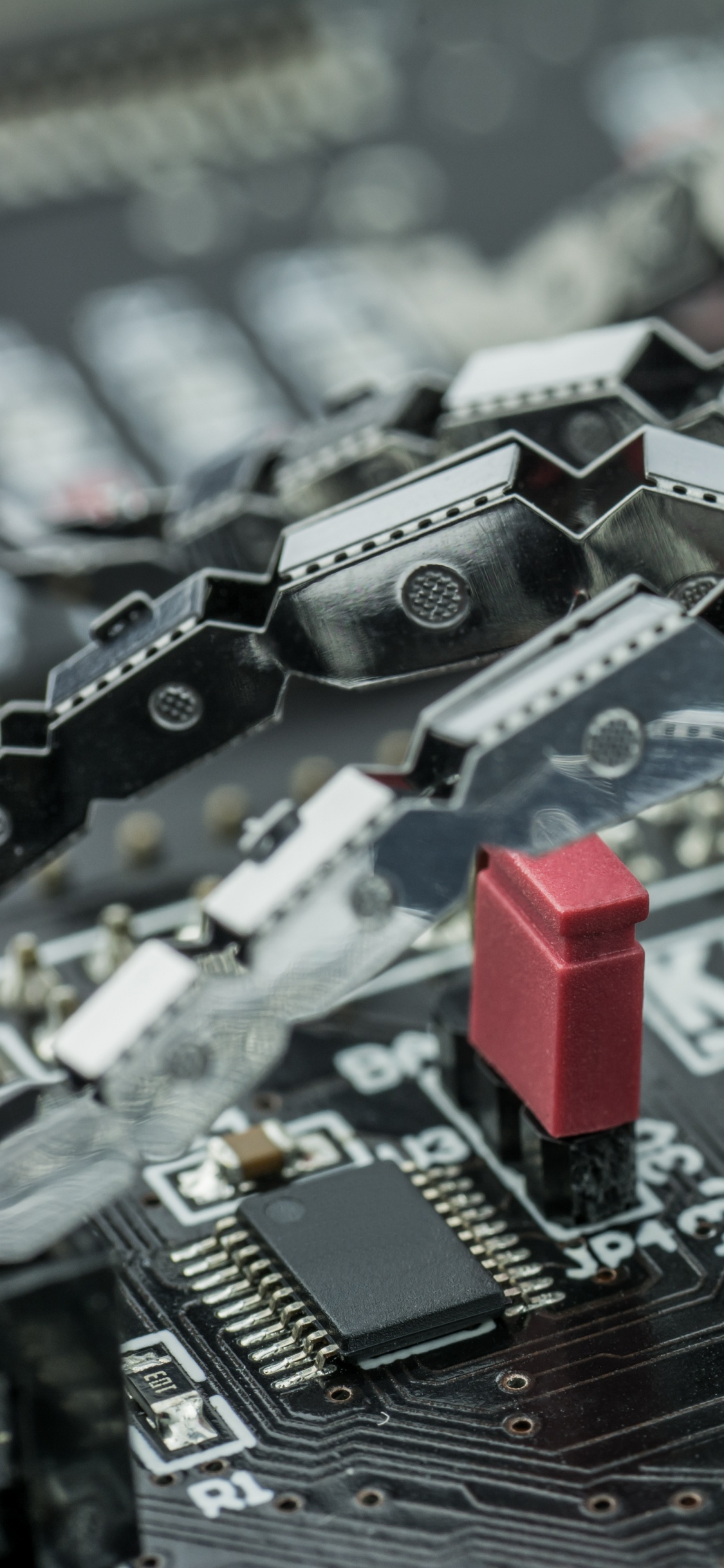 Herramienta de Metal Plateado y Rojo. Wallpaper in 1125x2436 Resolution