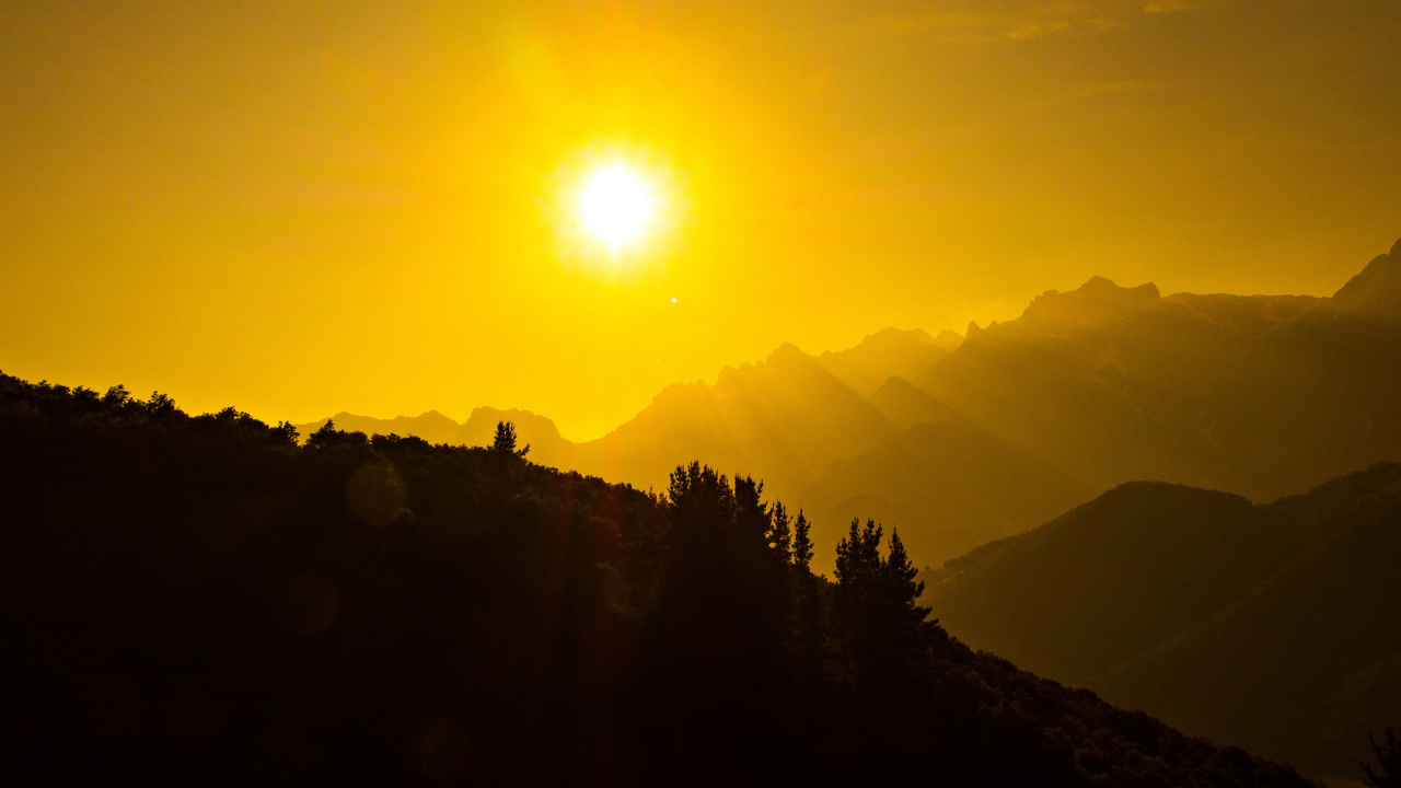 Silhouette D'arbres et de Montagnes au Lever du Soleil. Wallpaper in 1280x720 Resolution
