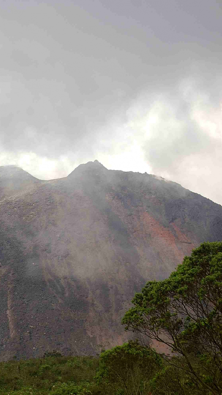 Montaña Verde y Marrón Bajo Nubes Blancas Durante el Día. Wallpaper in 750x1334 Resolution
