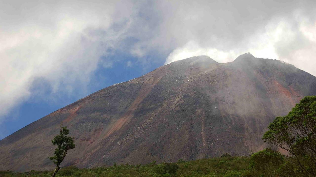 Green and Brown Mountain Under White Clouds During Daytime. Wallpaper in 1280x720 Resolution