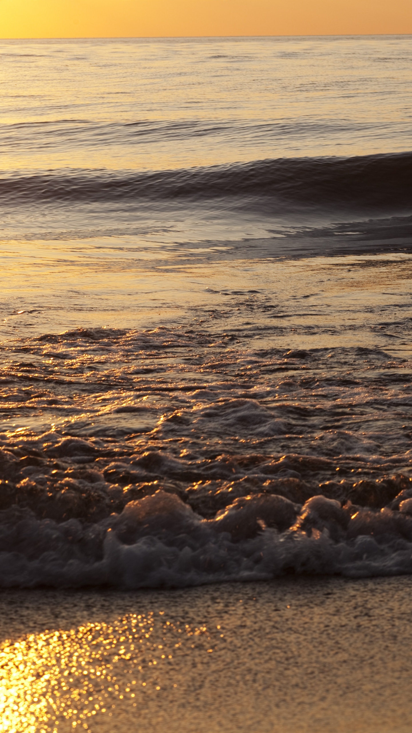 Olas Del Mar Rompiendo en la Orilla Durante la Puesta de Sol. Wallpaper in 1440x2560 Resolution