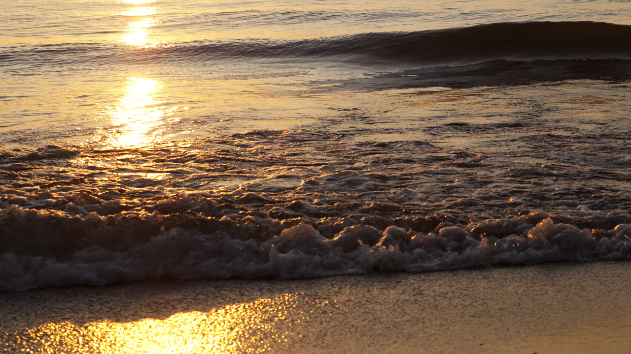 Vagues de la Mer se Brisant Sur le Rivage Pendant le Coucher du Soleil. Wallpaper in 1280x720 Resolution