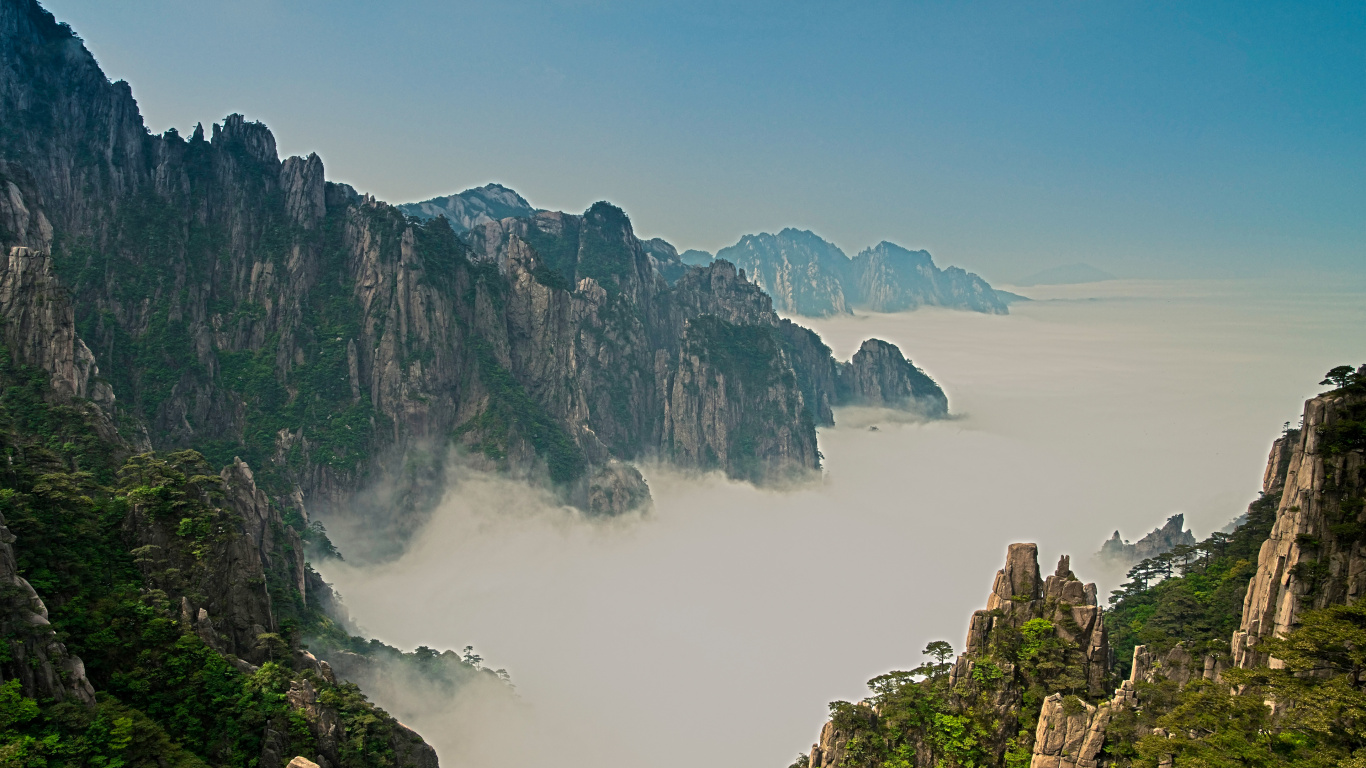 Montagne Verte et Brune à Côté D'un Plan D'eau Pendant la Journée. Wallpaper in 1366x768 Resolution