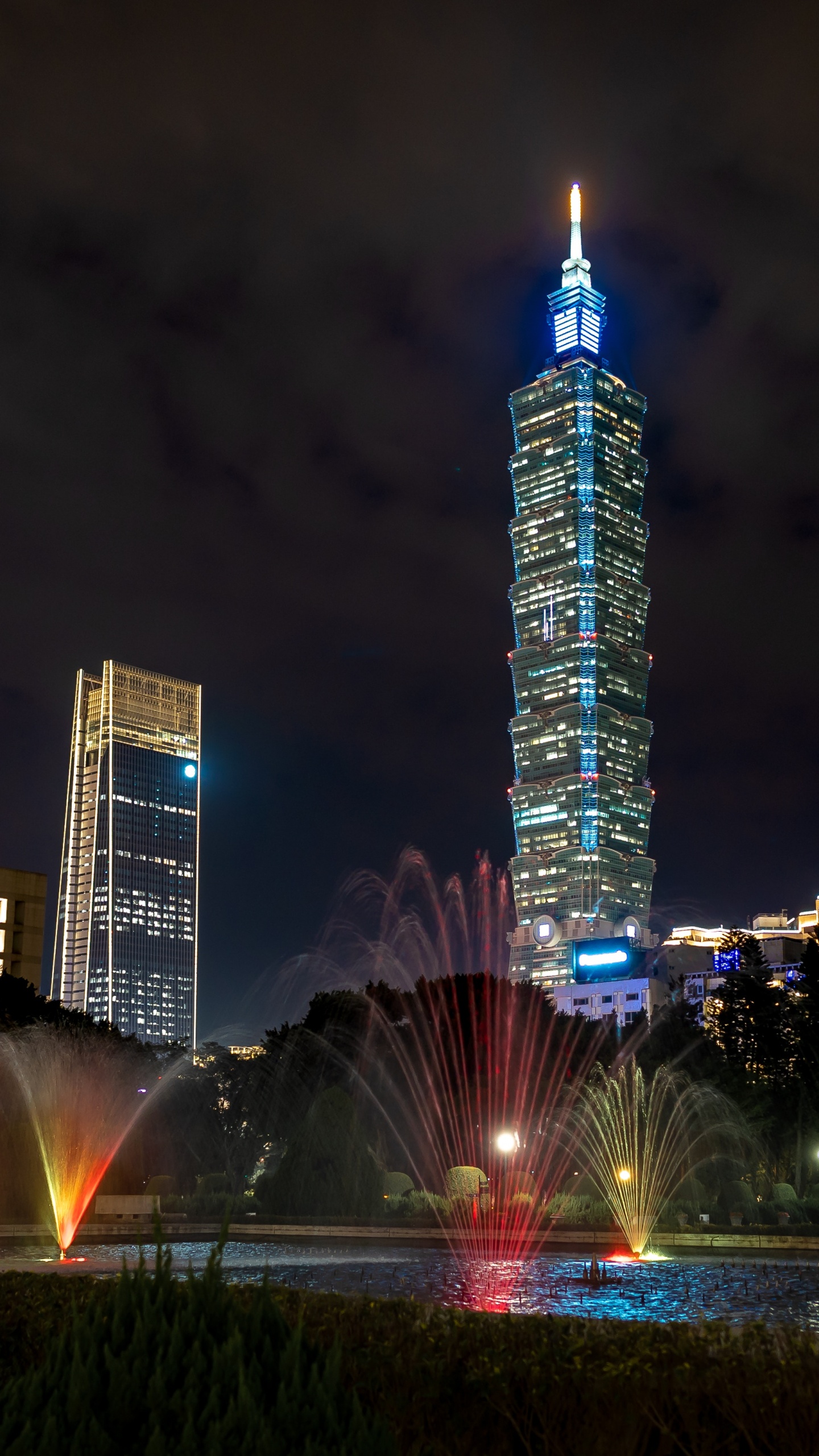 Edificio Alto Iluminado Durante la Noche.. Wallpaper in 1440x2560 Resolution