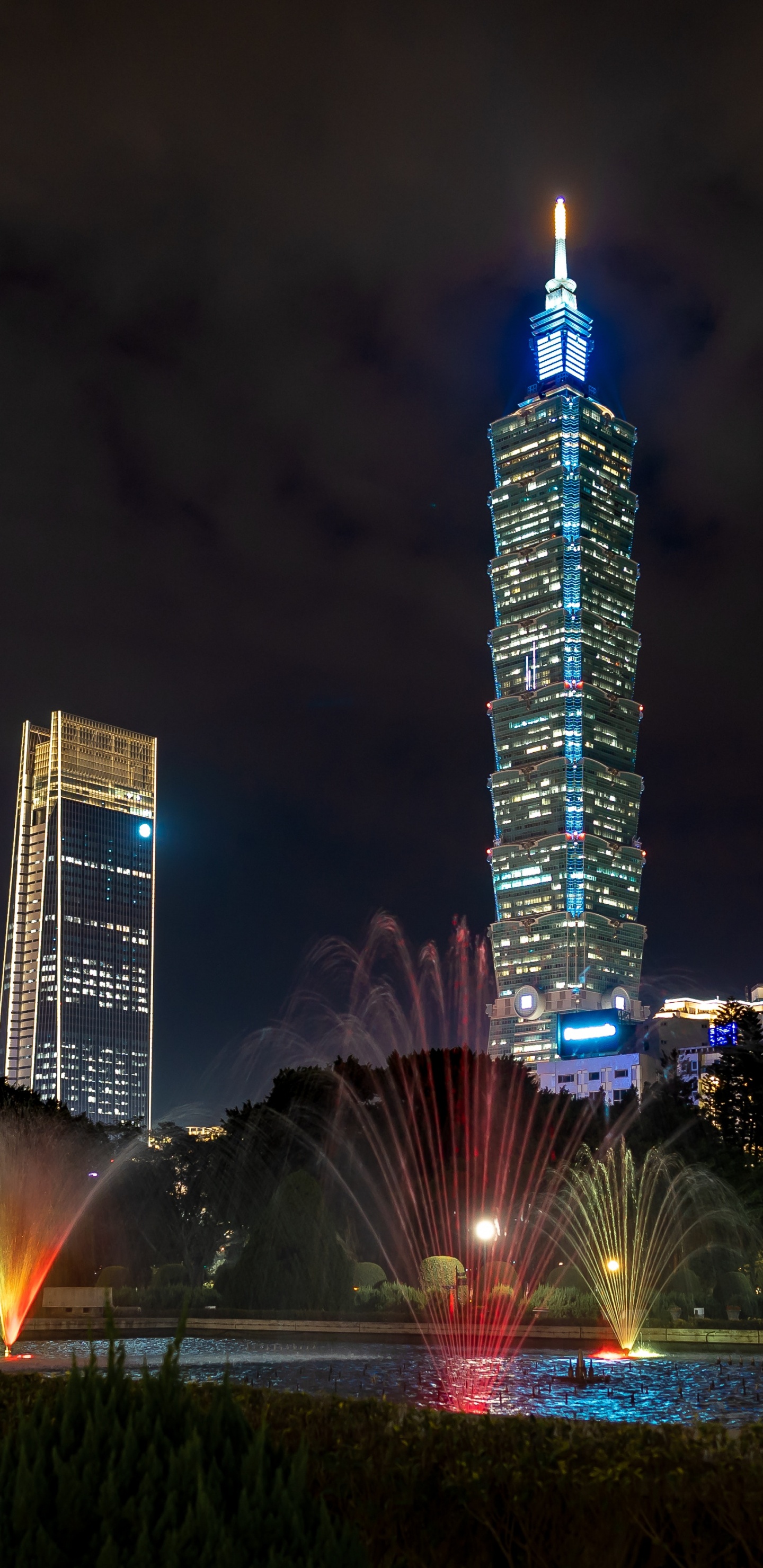 Beleuchtetes Hochhaus in Der Nacht. Wallpaper in 1440x2960 Resolution