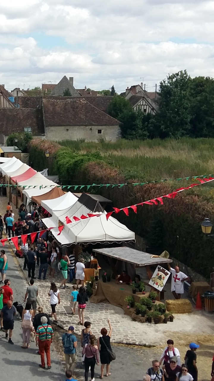 Gente Caminando en la Calle Cerca de Las Casas Durante el Día. Wallpaper in 720x1280 Resolution